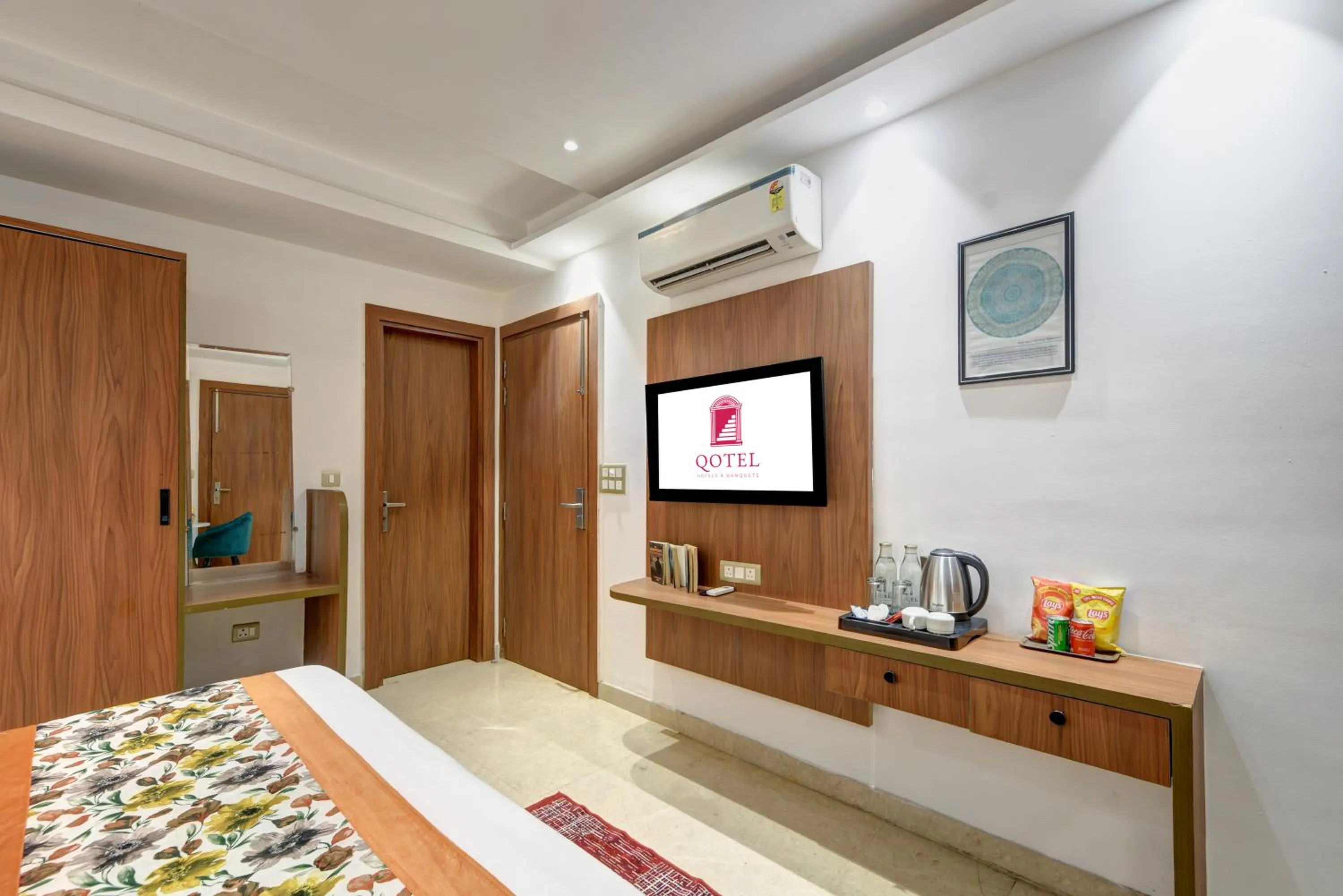 TV and multimedia, Bed in Qotel Comfort Ashok Vihar - Near Delhi University
