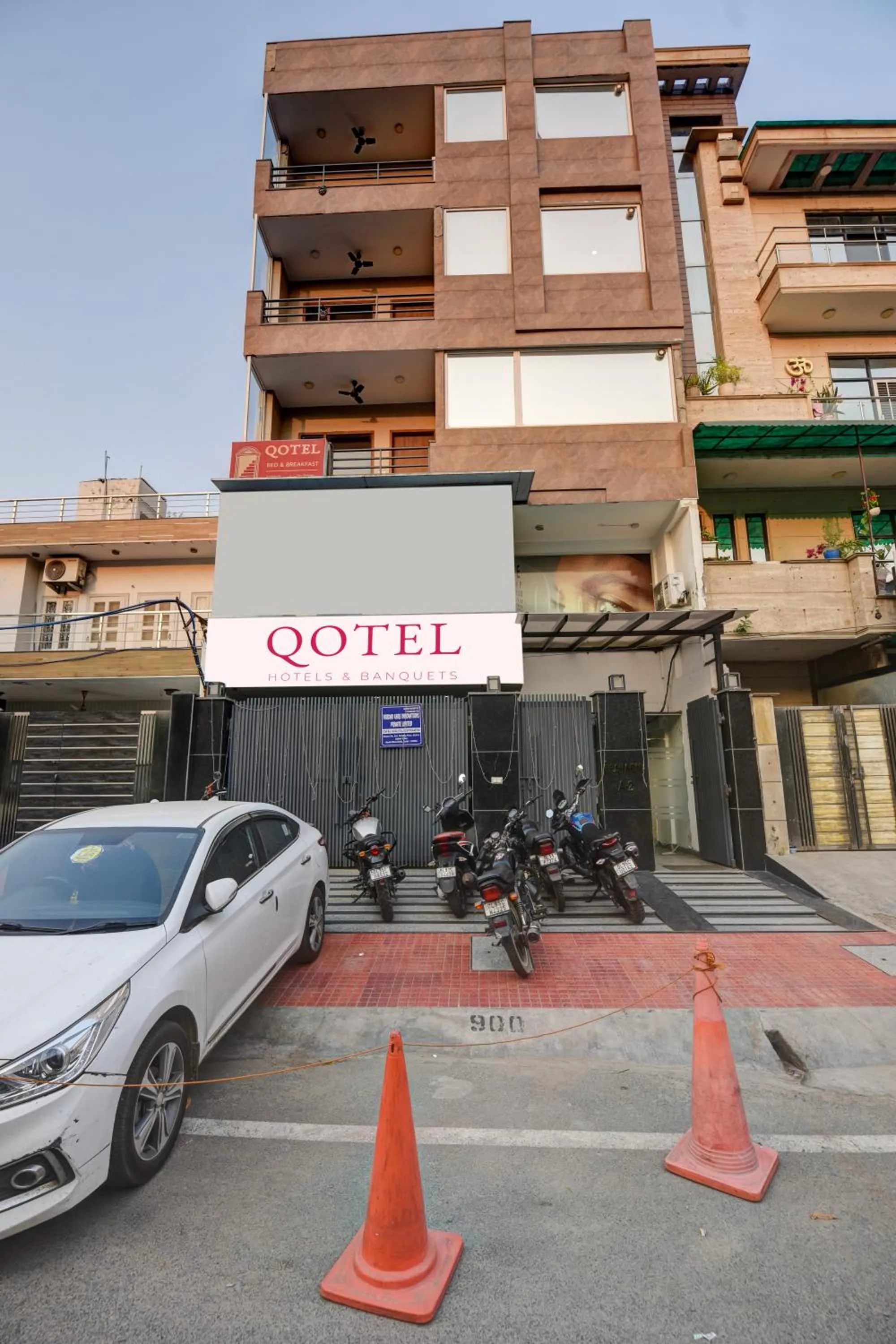 Property building in Qotel Comfort Ashok Vihar - Near Delhi University