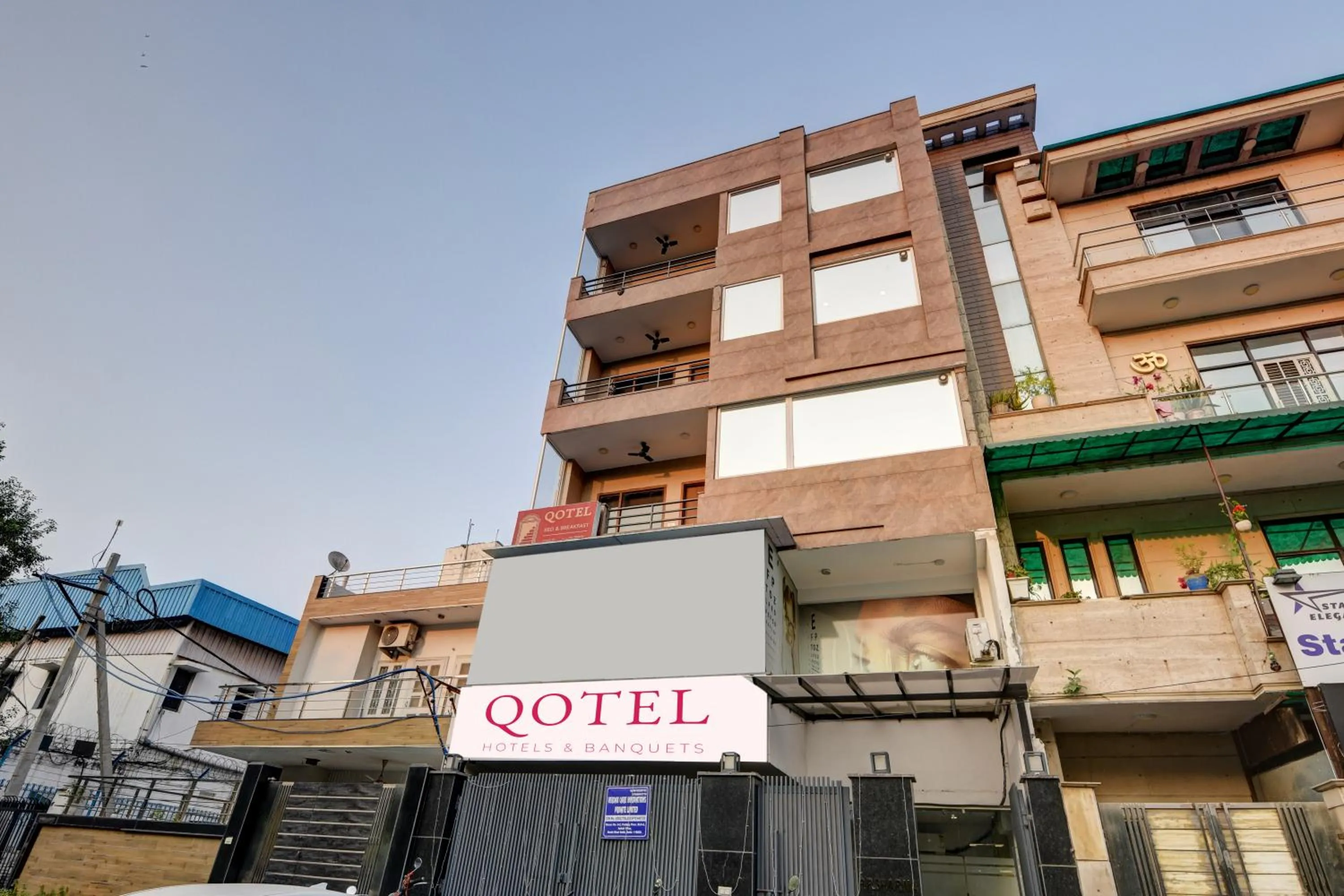 Property building in Qotel Comfort Ashok Vihar - Near Delhi University