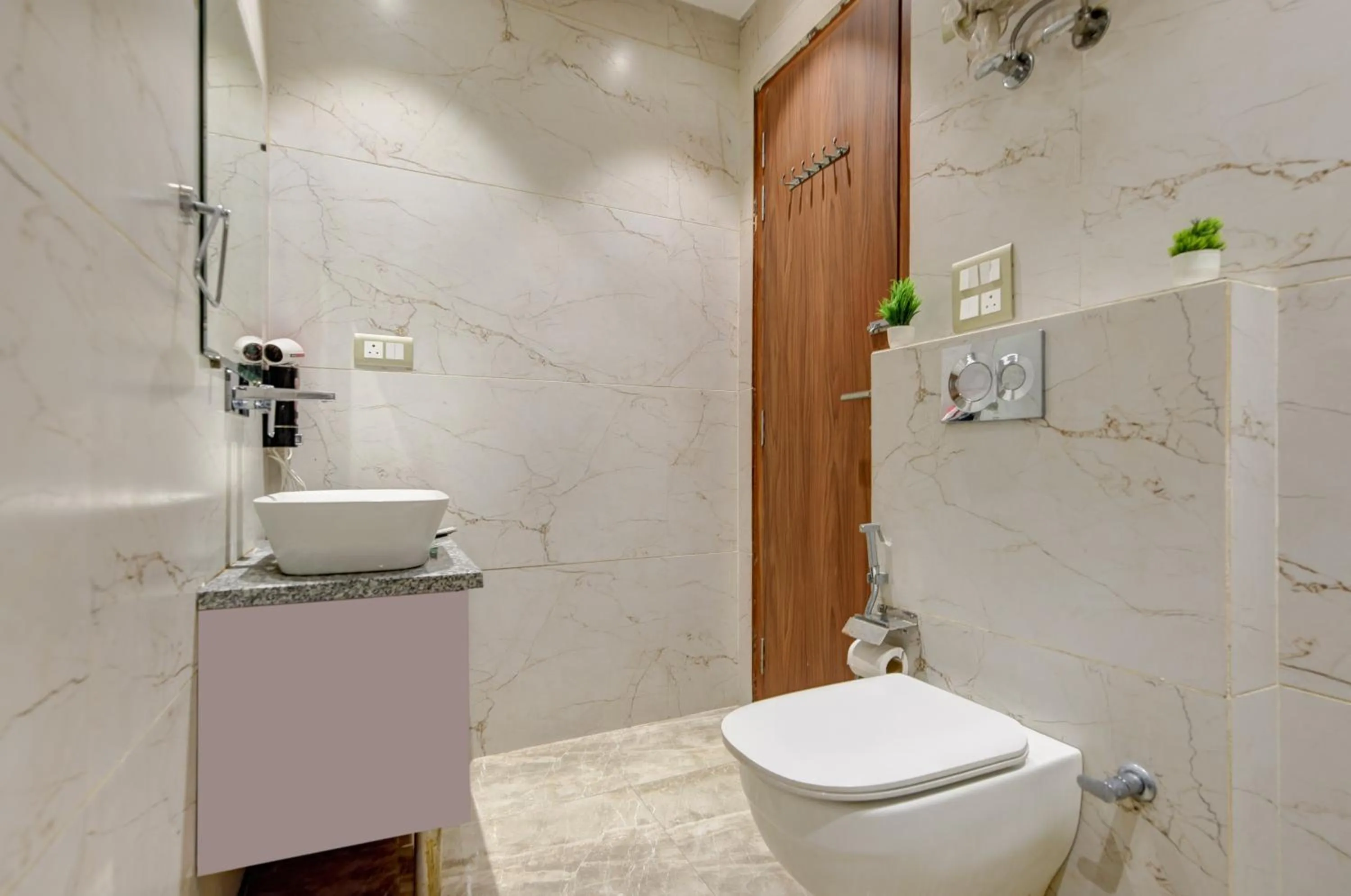 Toilet in Qotel Comfort Ashok Vihar - Near Delhi University