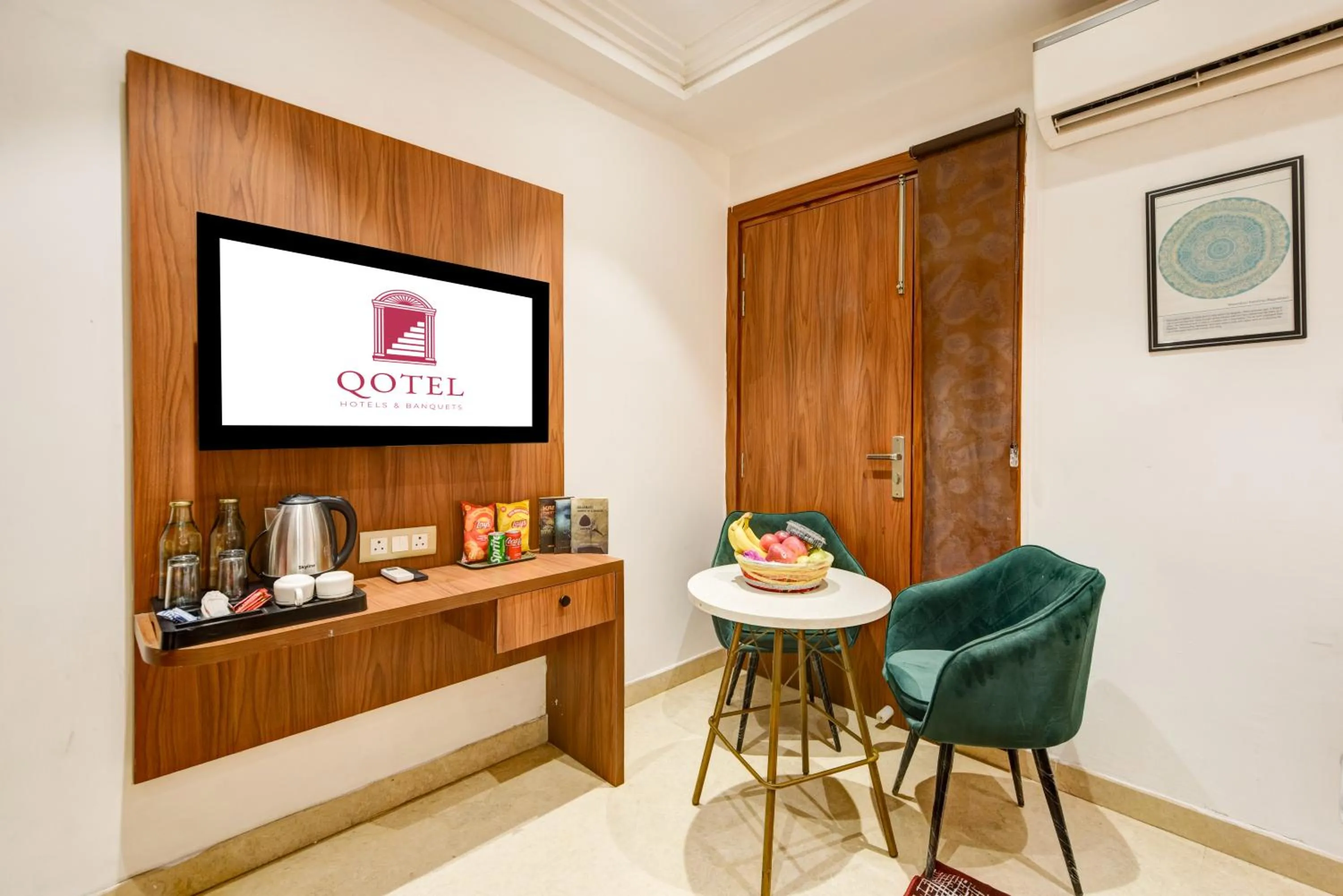 TV and multimedia in Qotel Comfort Ashok Vihar - Near Delhi University