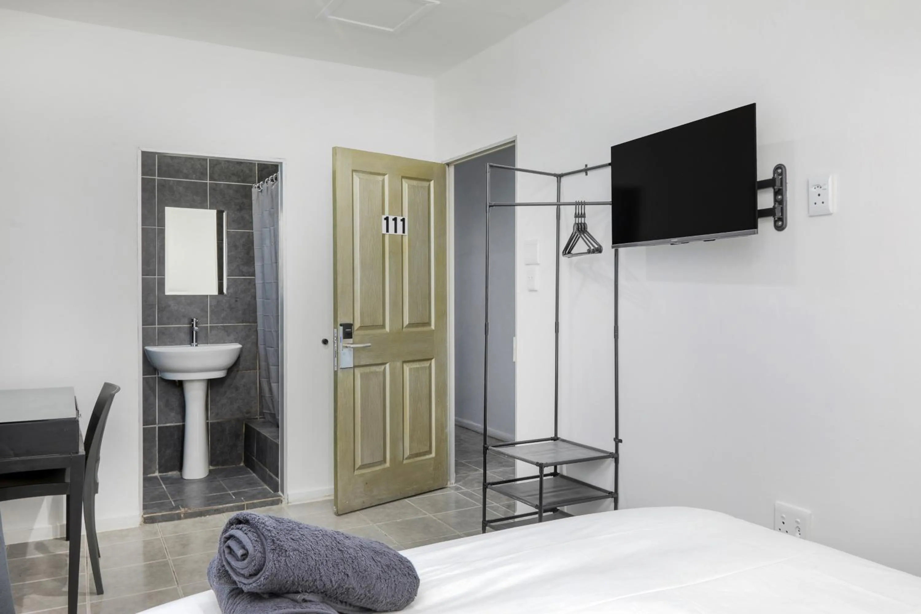 Bathroom, Bed in Inn & Out Express Sea Point