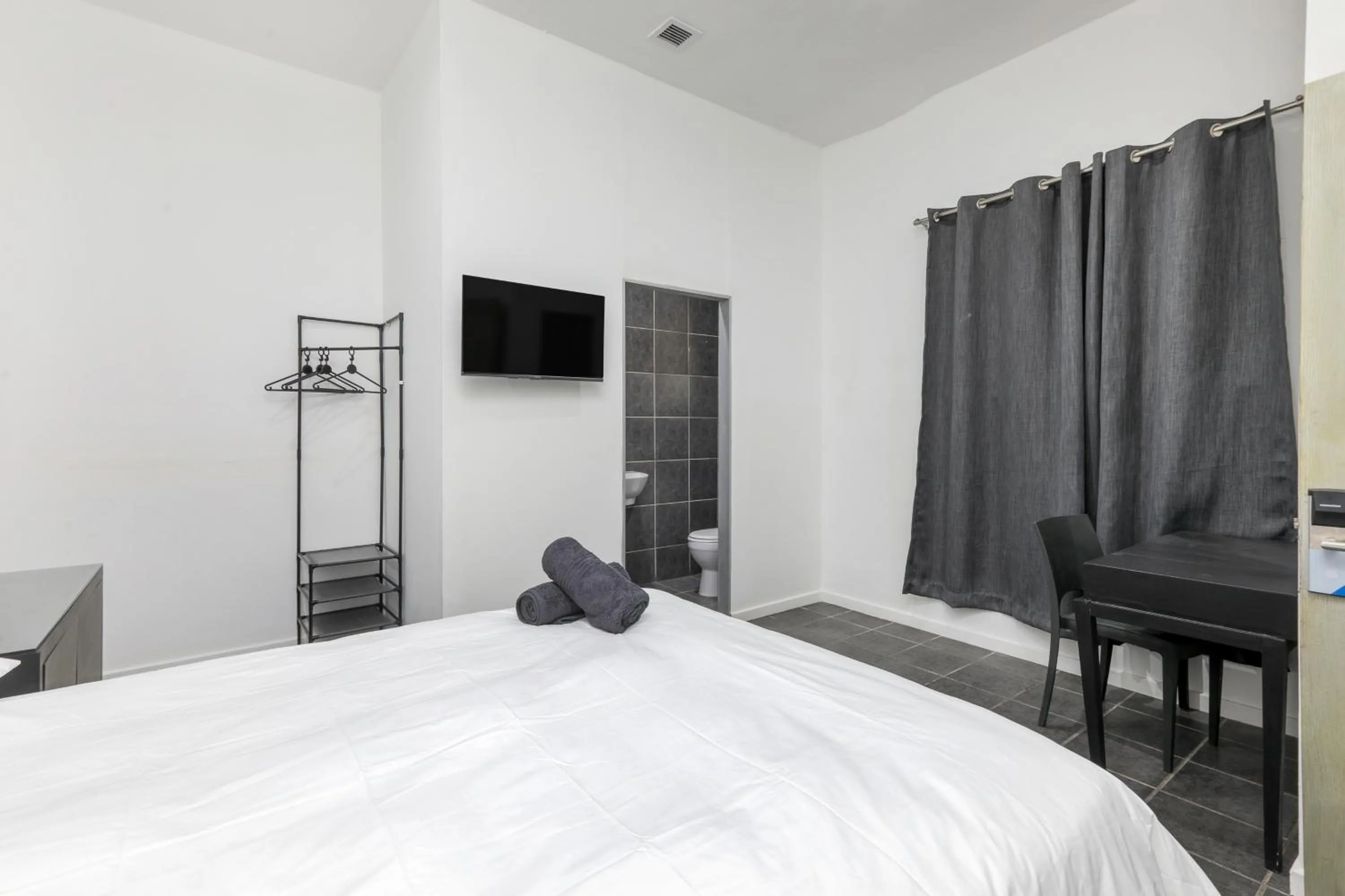 TV and multimedia, Bed in Inn & Out Express Sea Point