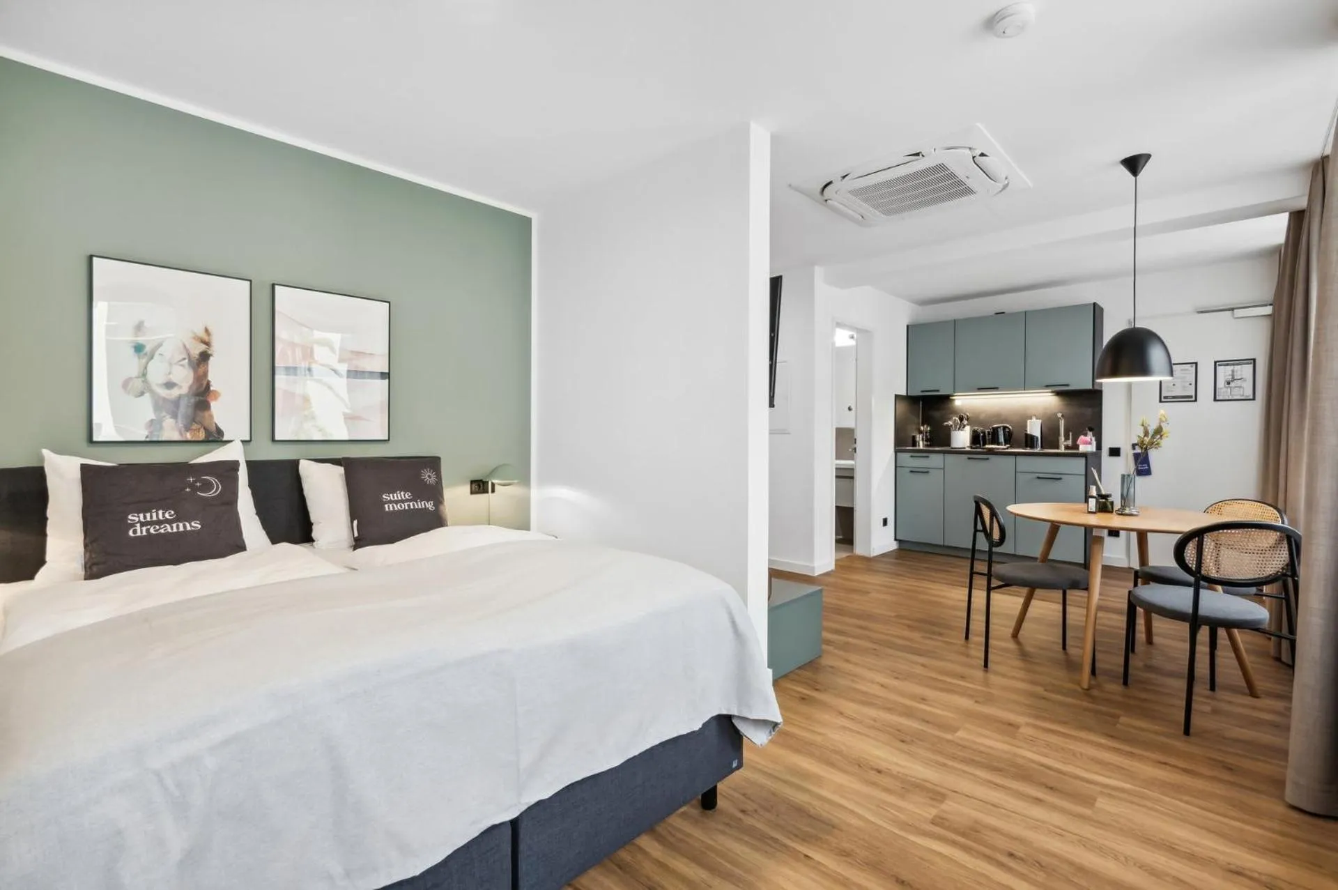 Kitchen or kitchenette, Bed in Limehome Oberhausen Paul-Reusch-Str