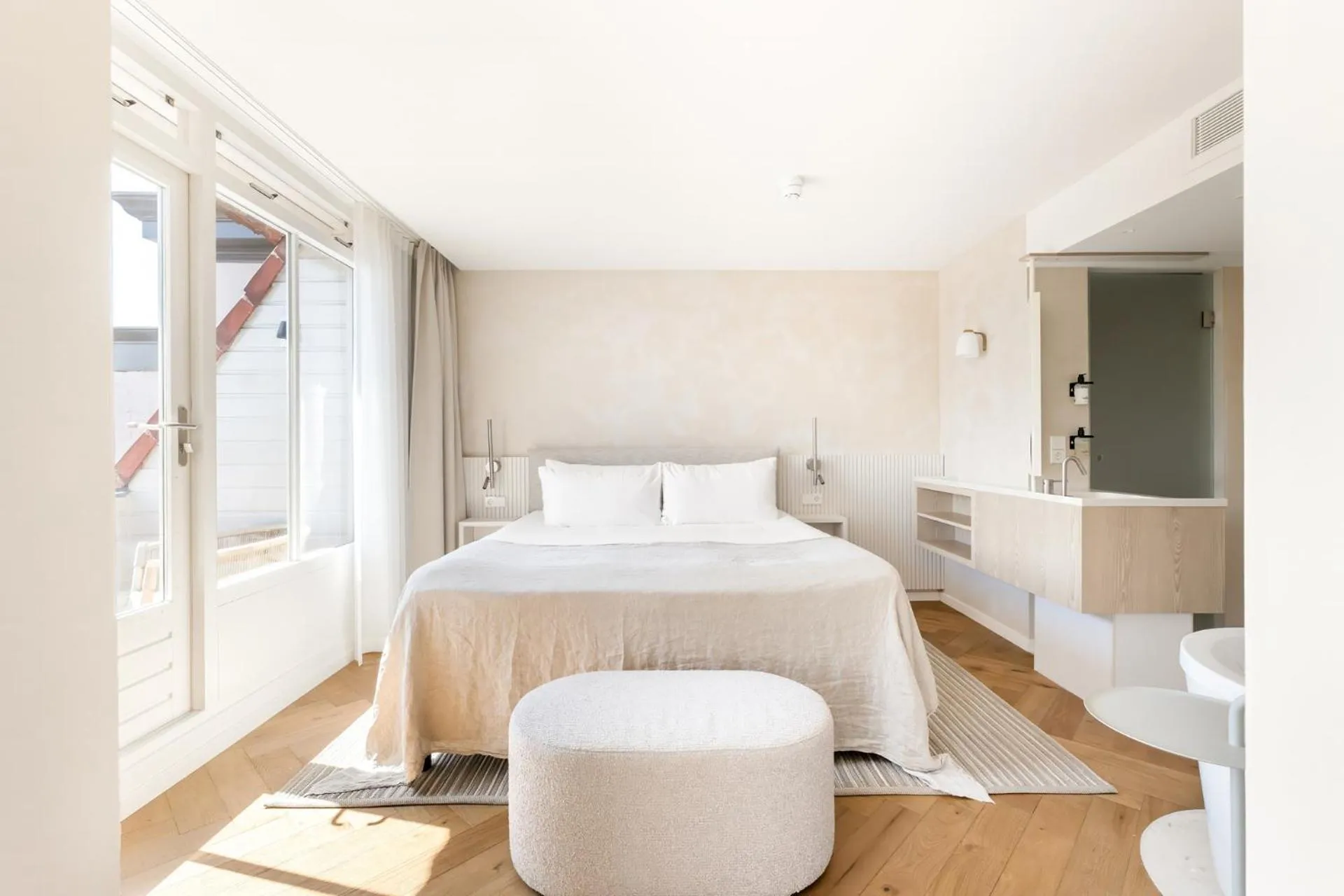 Deluxe family room with kitchen and bath - single occupancy in Hotel Bommelje