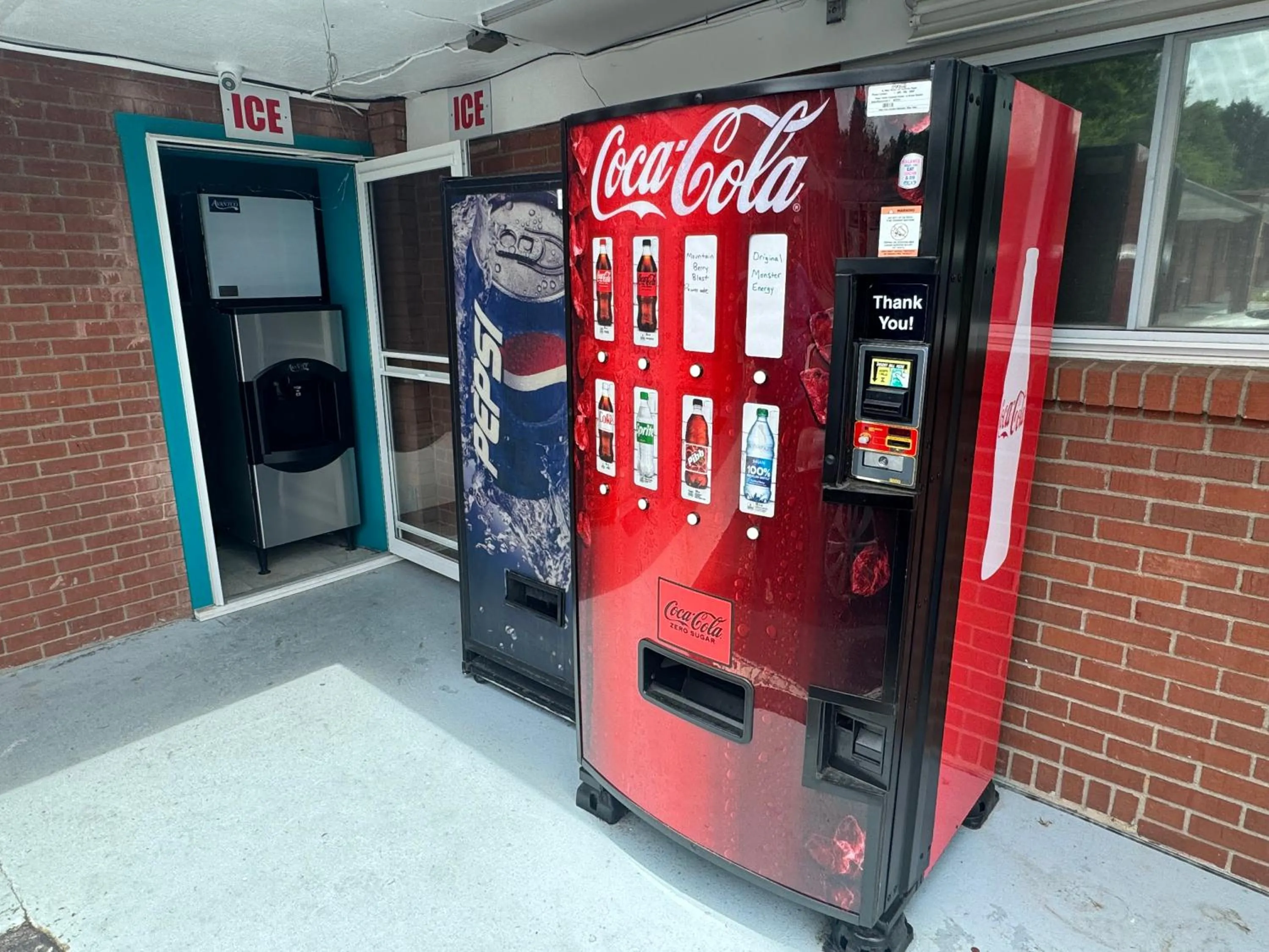 vending machine in Acorn Motel