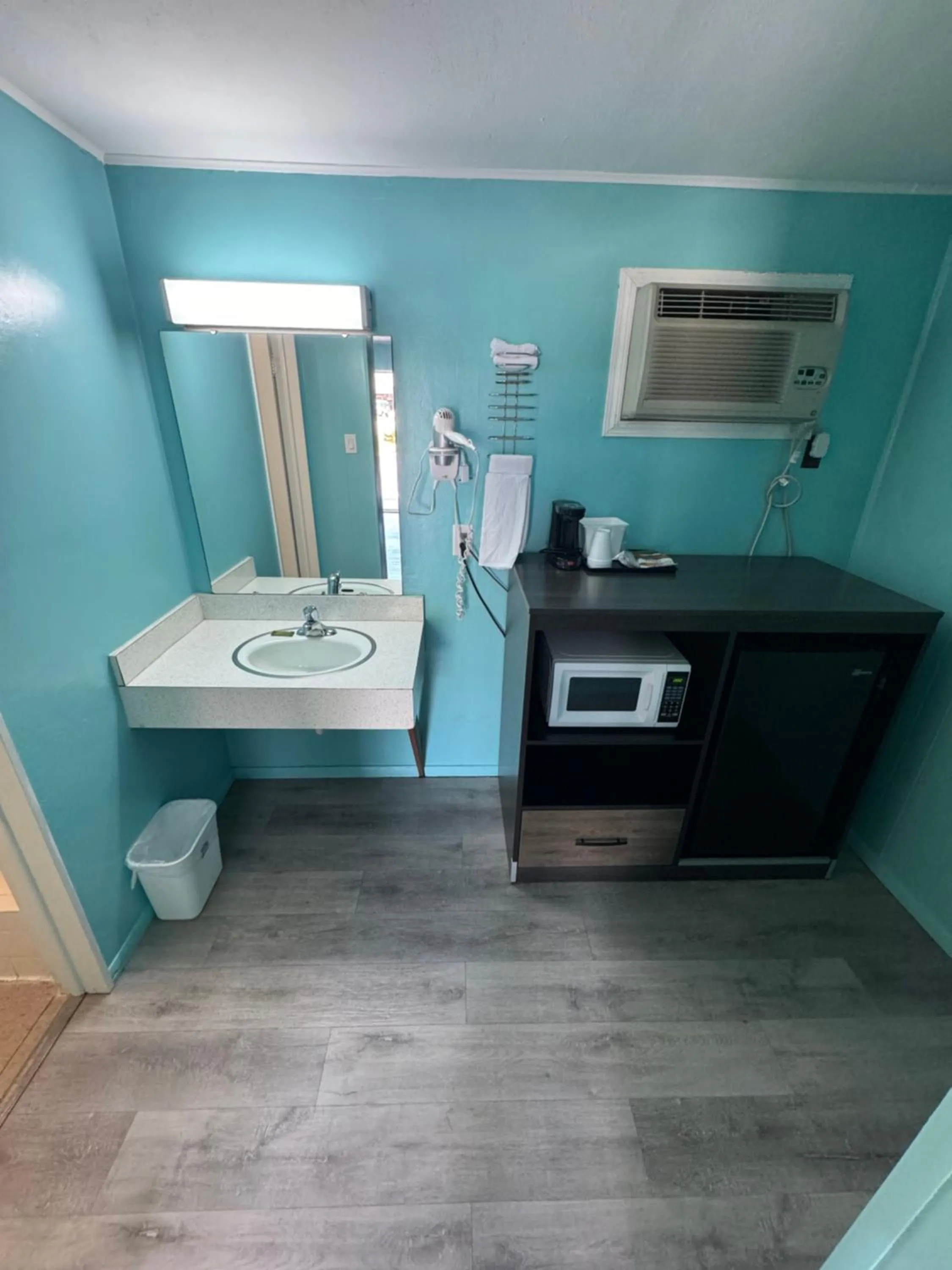 microwave in Acorn Motel