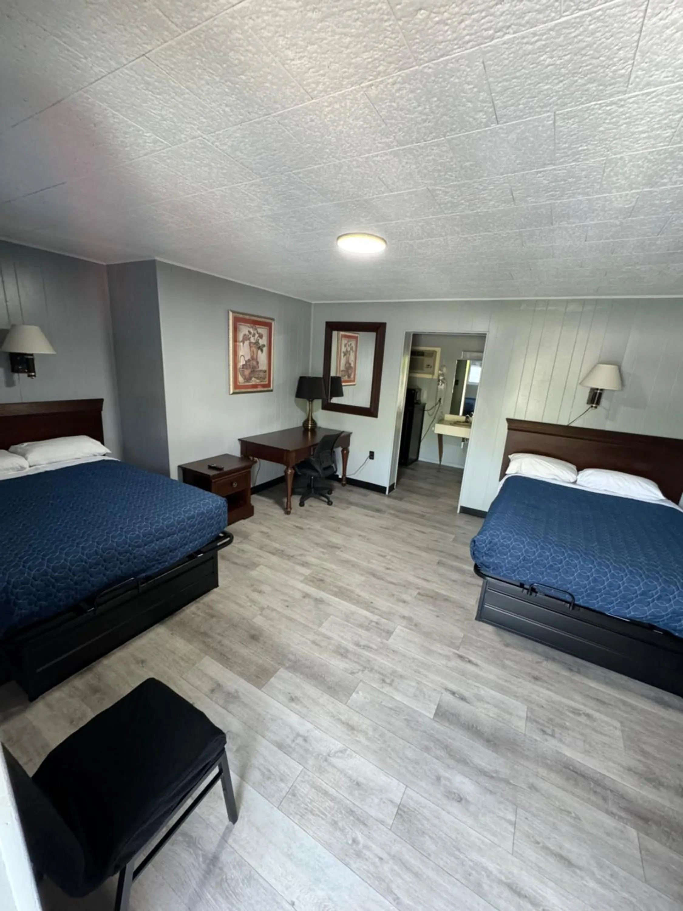 Bedroom, Bed in Acorn Motel