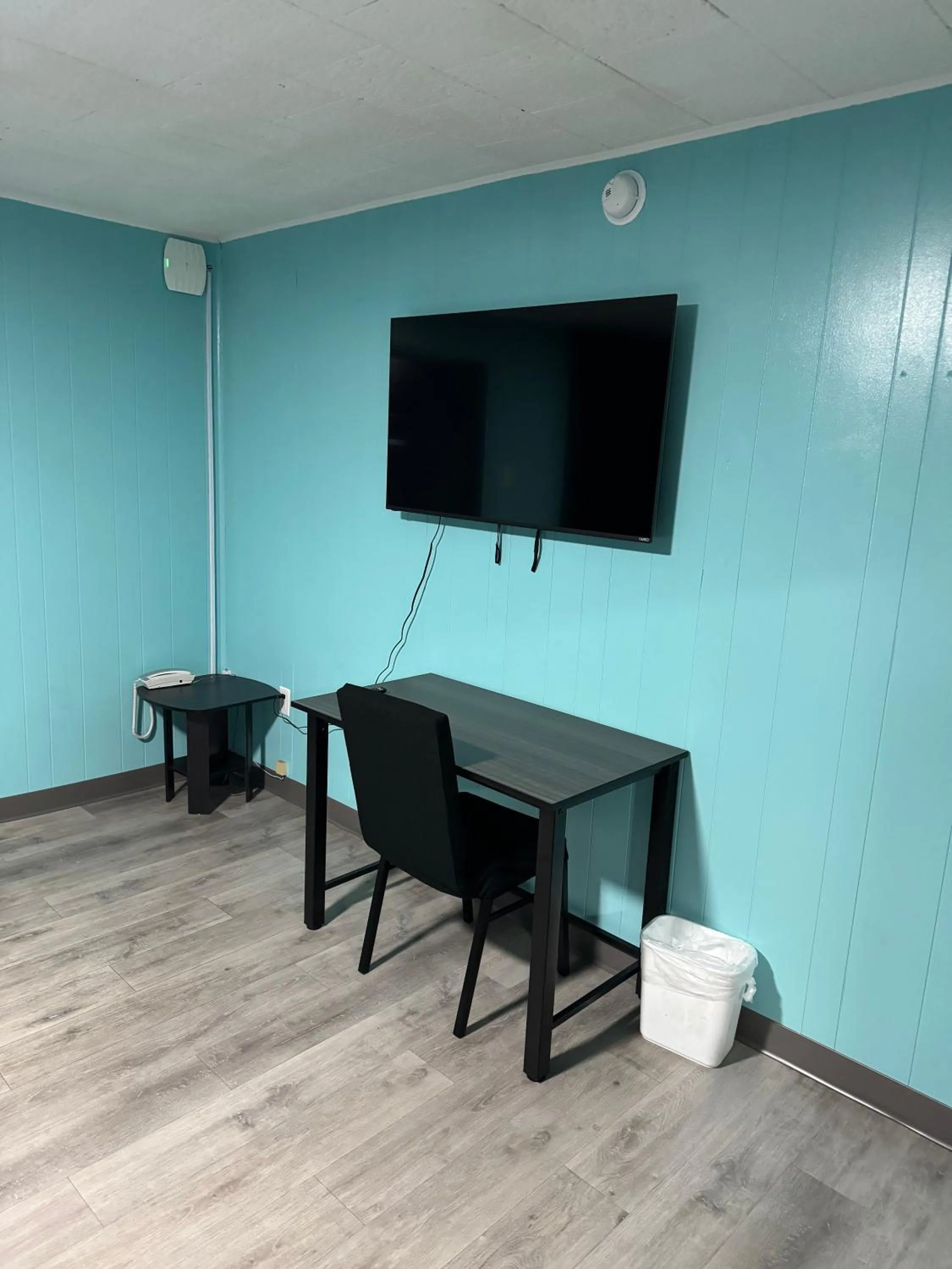 TV and multimedia in Acorn Motel