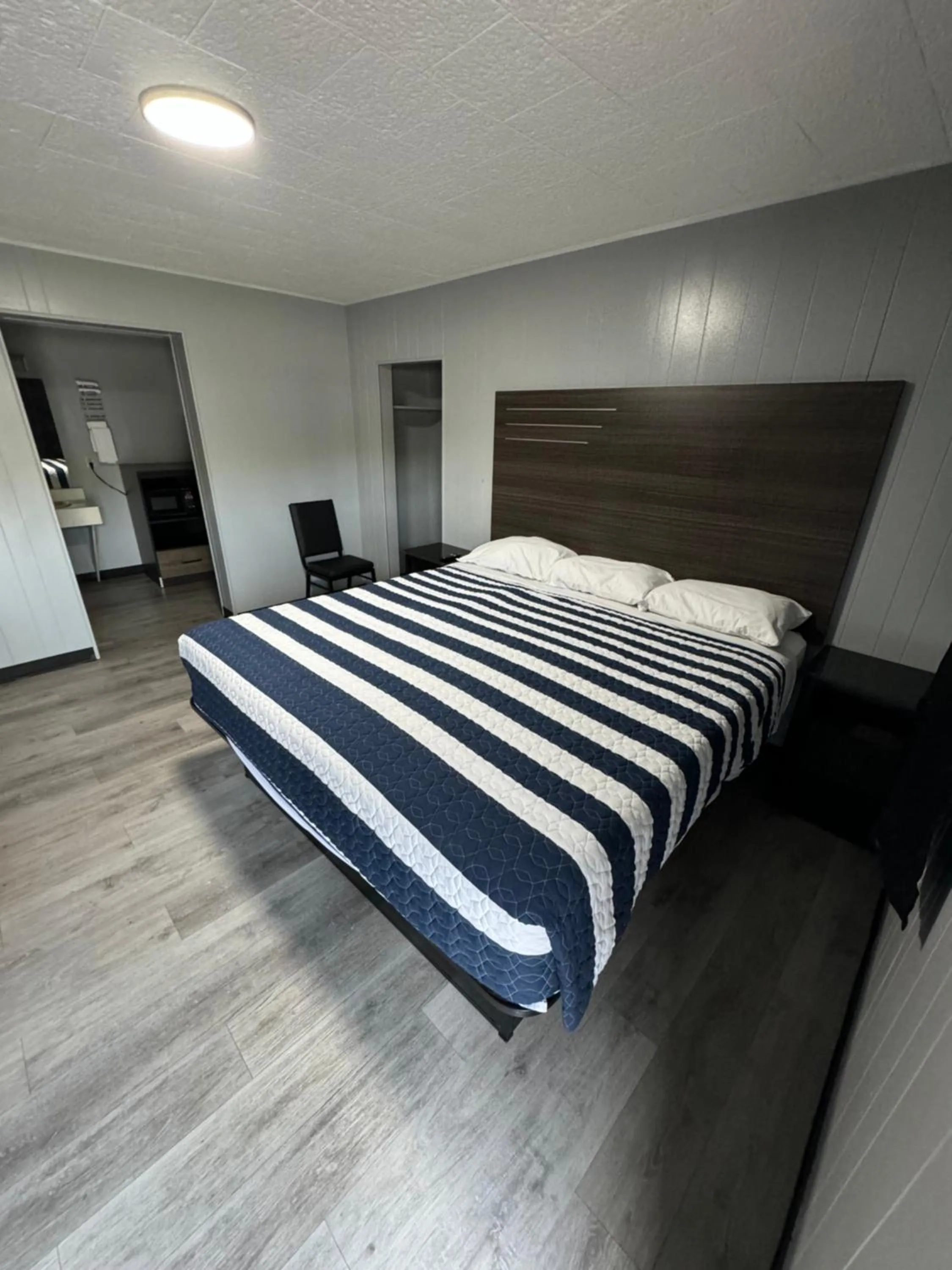 Bedroom, Bed in Acorn Motel