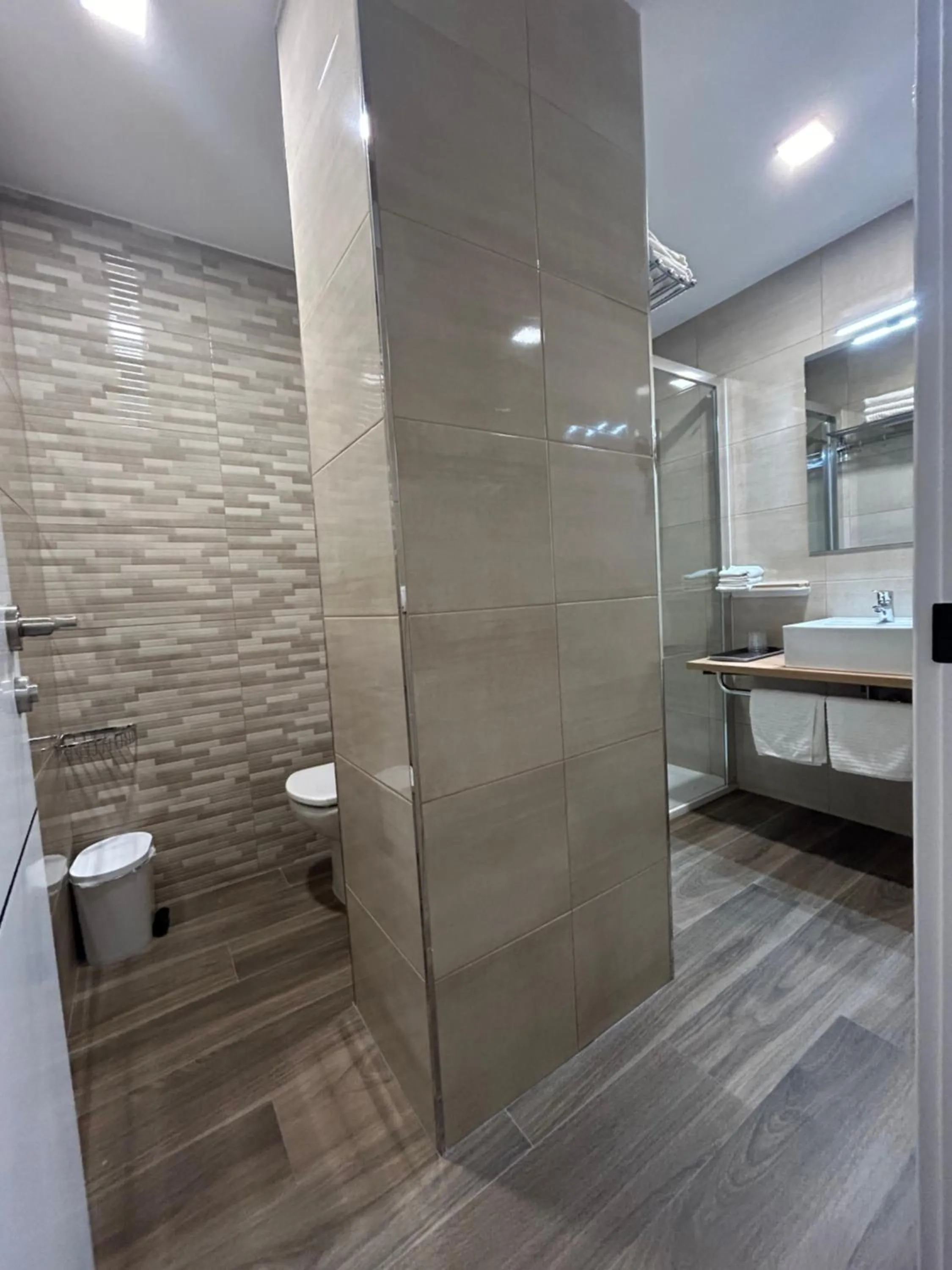 Shower in Alianza Suites