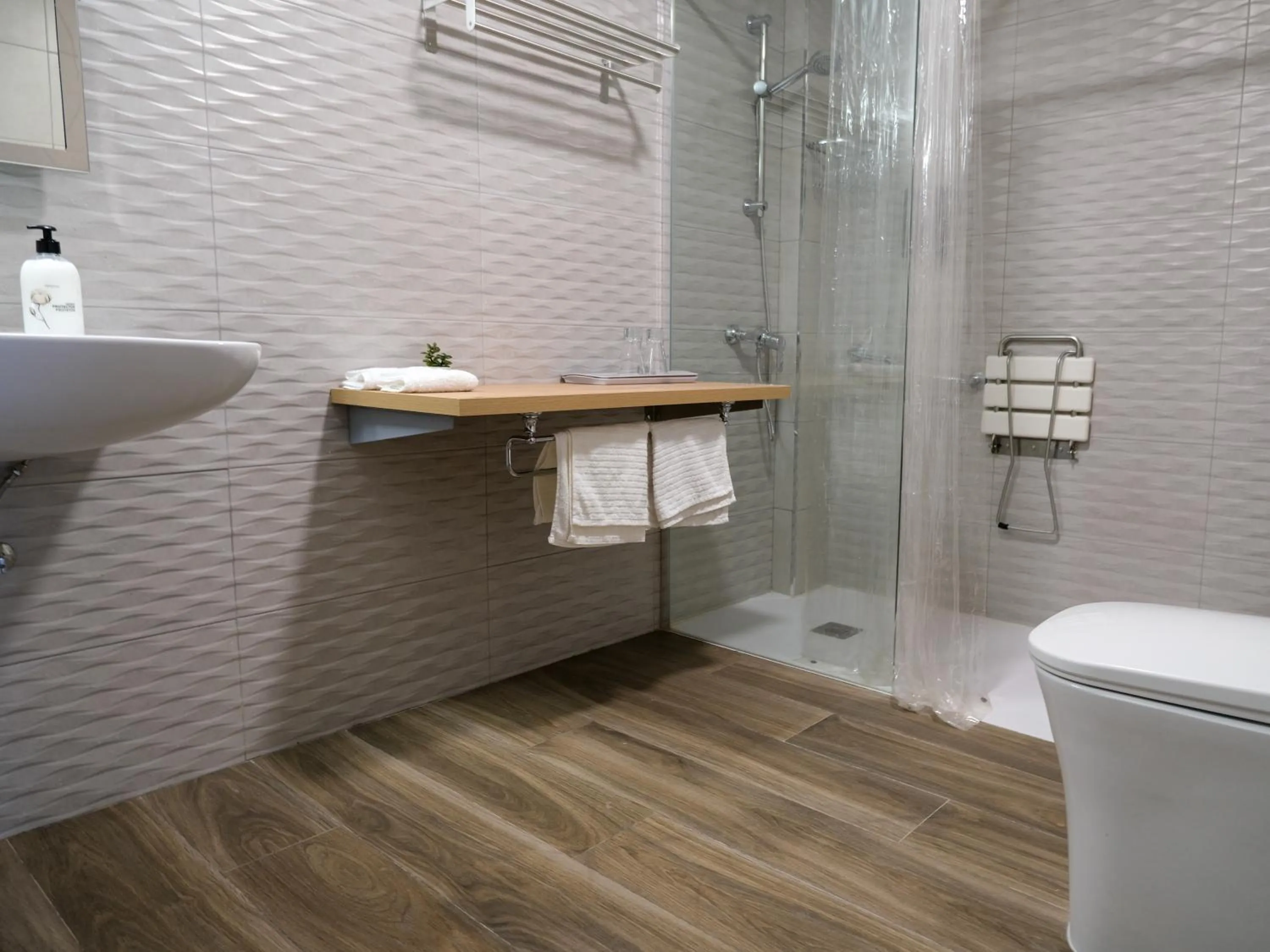 Shower in Alianza Suites