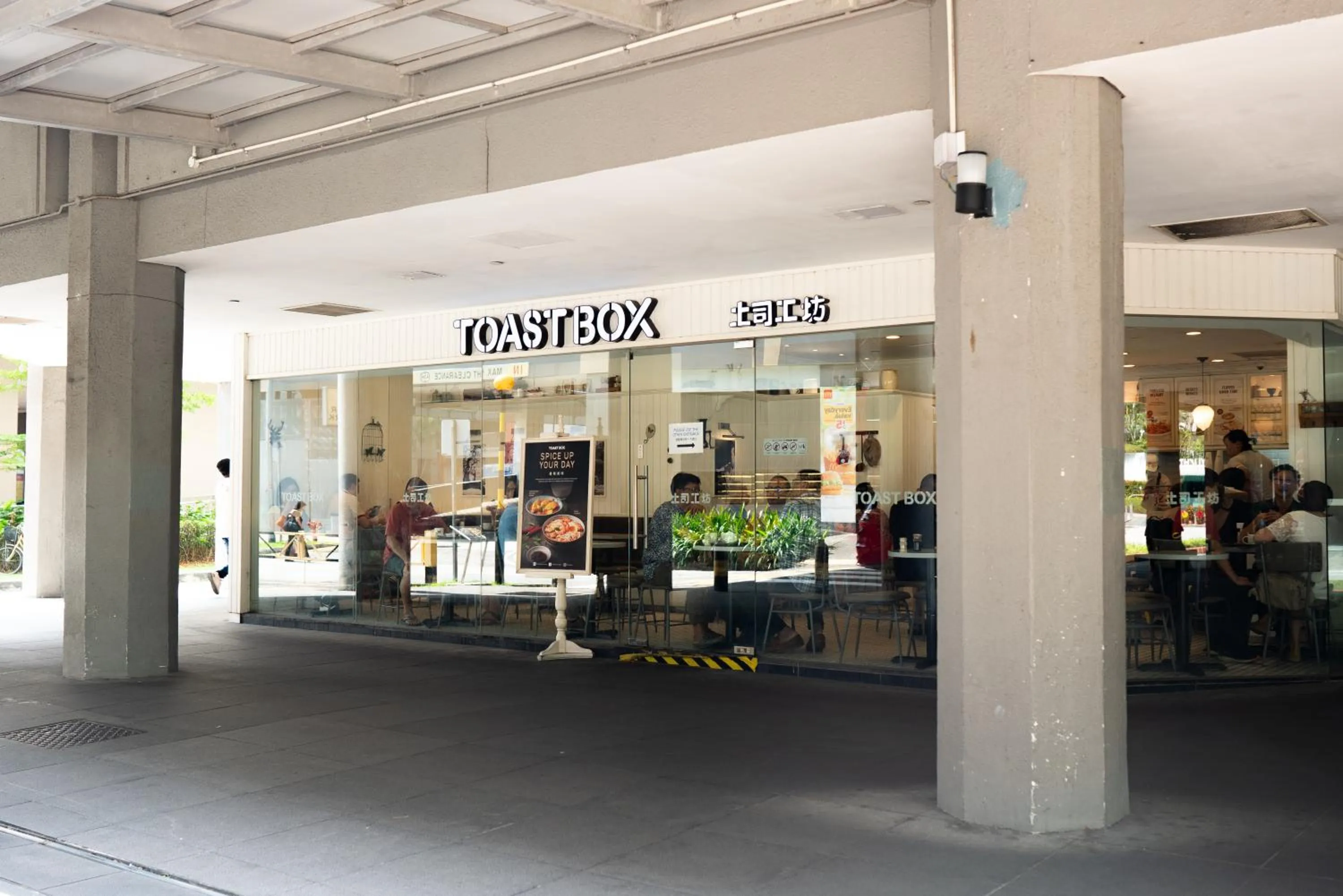 Restaurant/places to eat in Code Hostel at Lavender