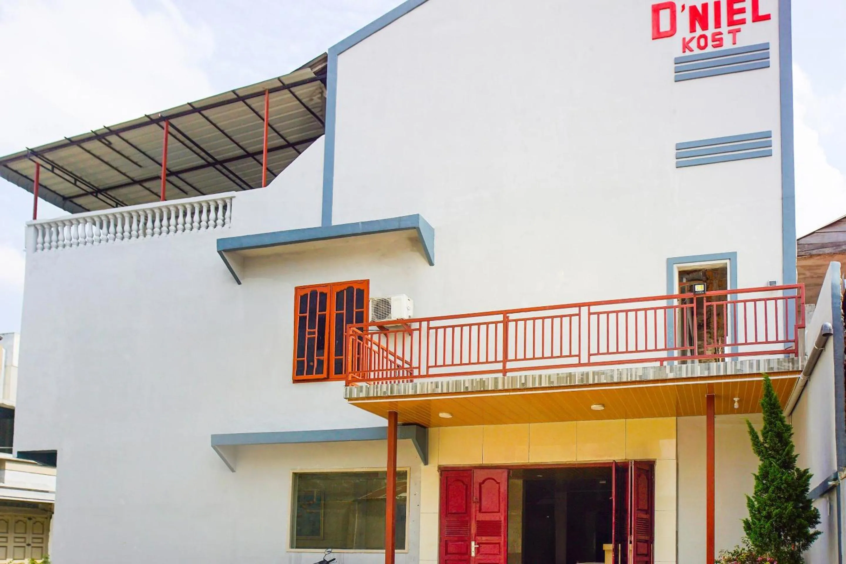 Facade/entrance in OYO 93066 D'niel Homestay Syariah