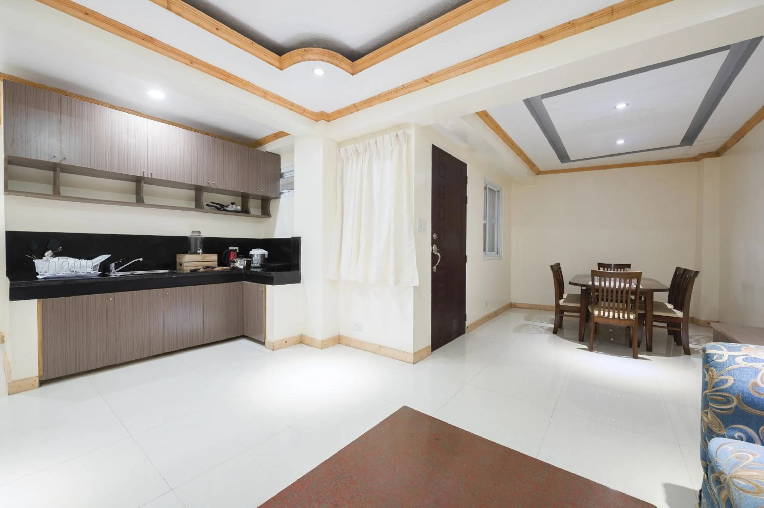 2 Wide Bedroom Unit with Breakfast for 2pax