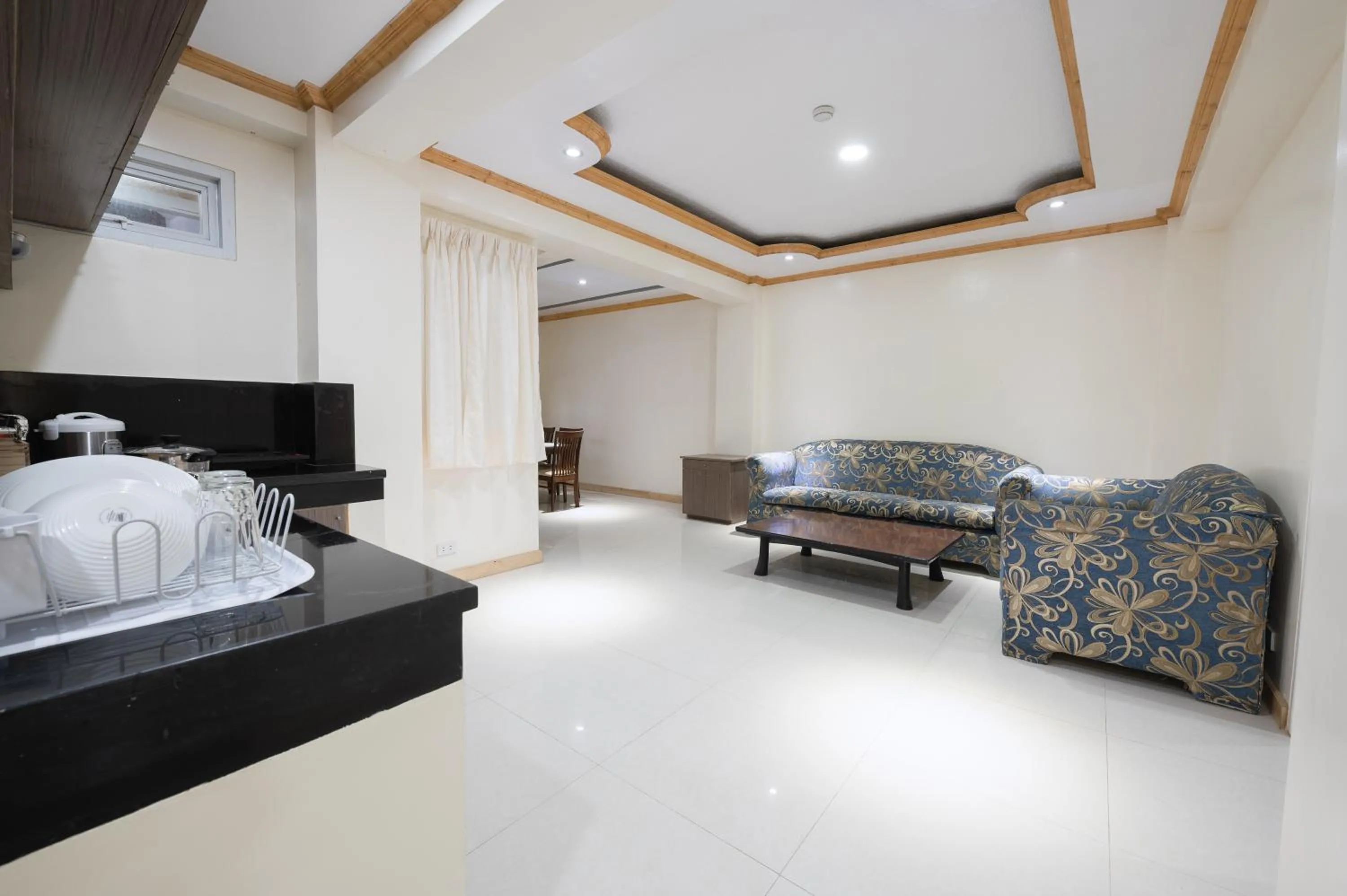 2 Wide Bedroom Unit with Breakfast for 2pax