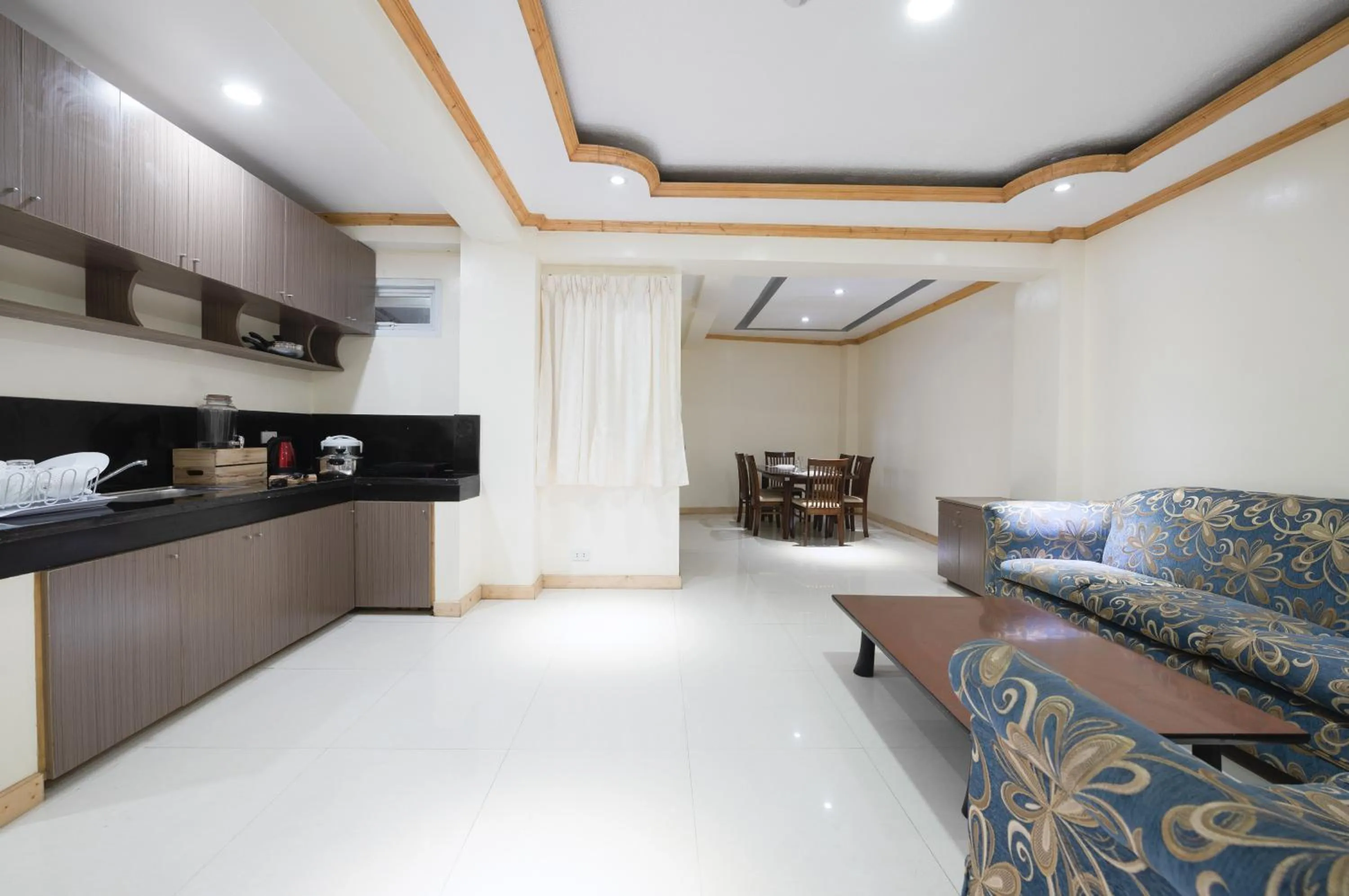 2 Wide Bedroom Unit with Breakfast for 2pax