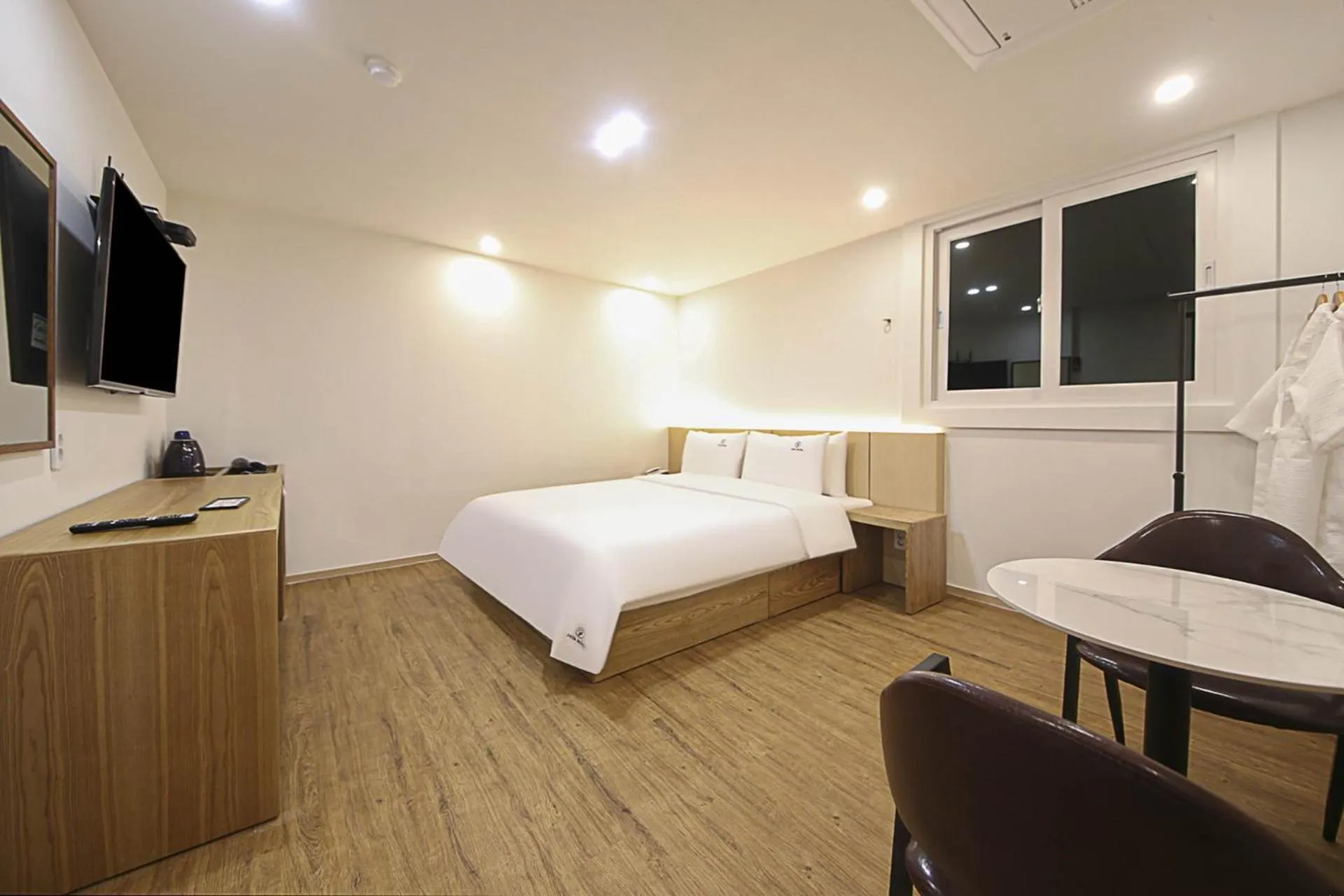 Photo of the whole room, Bed in Busan Seomyeon Broa Hotel