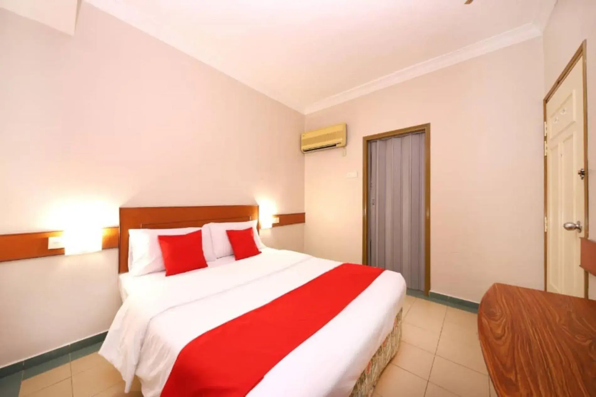 Bedroom, Bed in Famous Inn Hotel Bedroom, Bed in Famous Inn Hotel