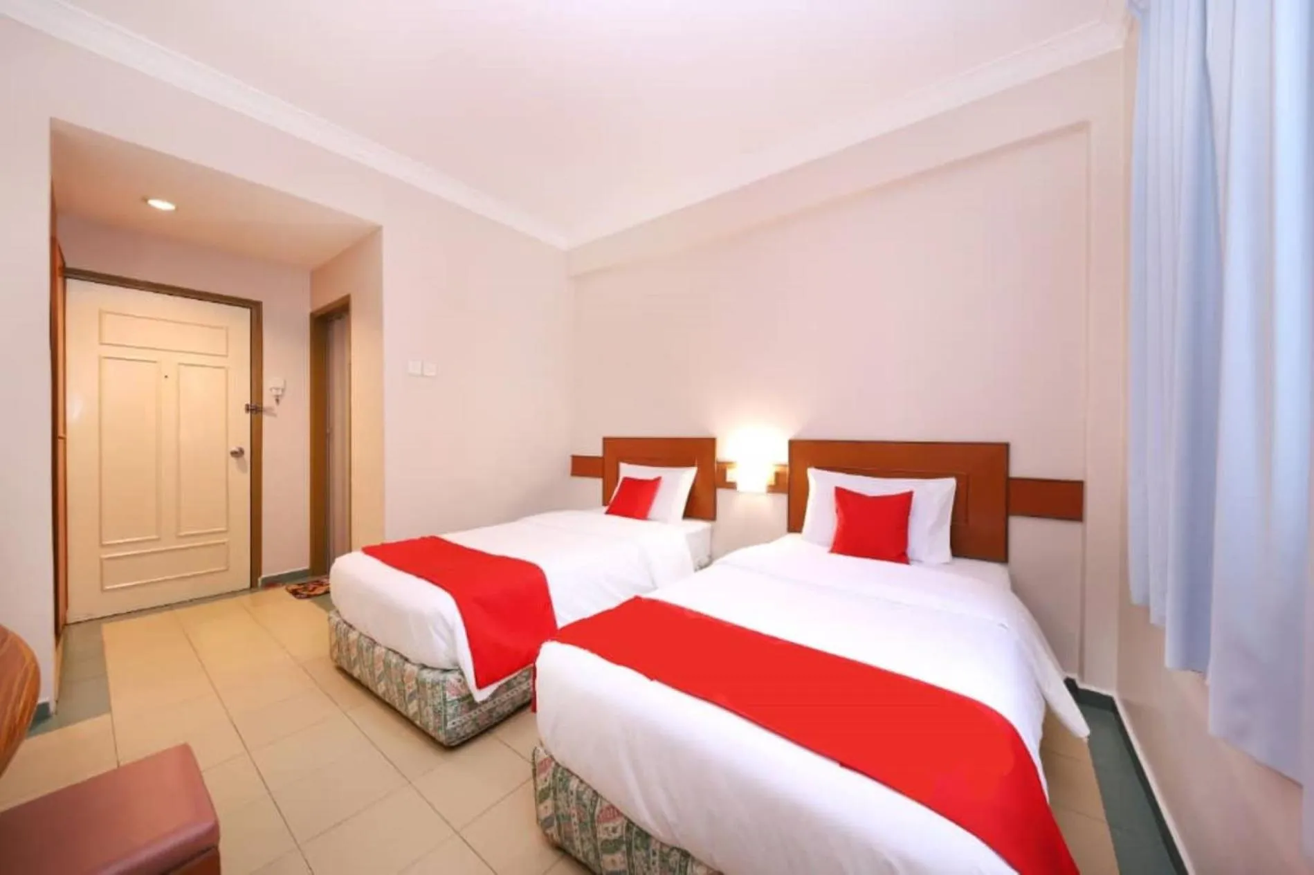 Deluxe Twin Room in Famous Inn Hotel