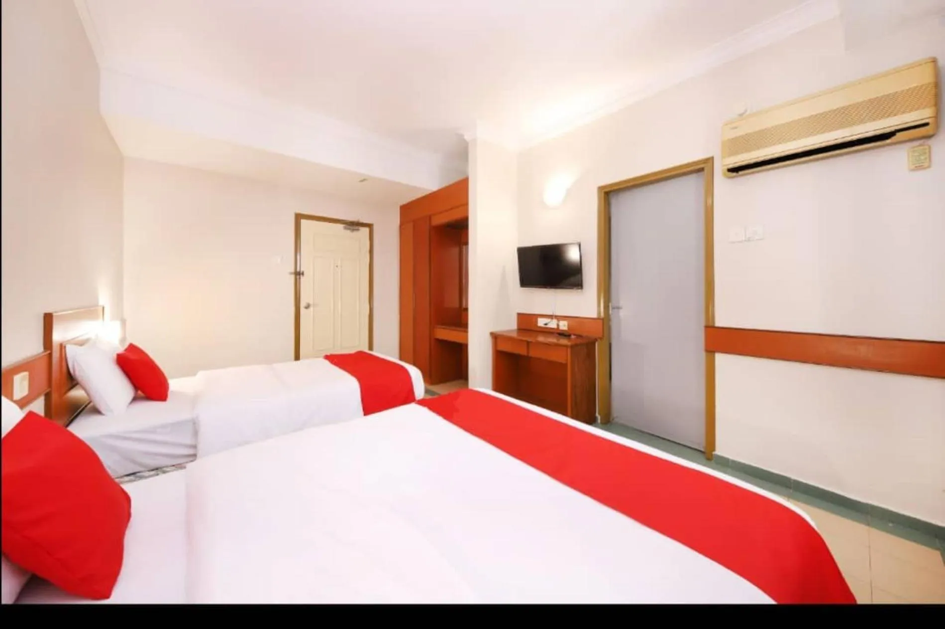 View (from property/room), Bed in Famous Inn Hotel