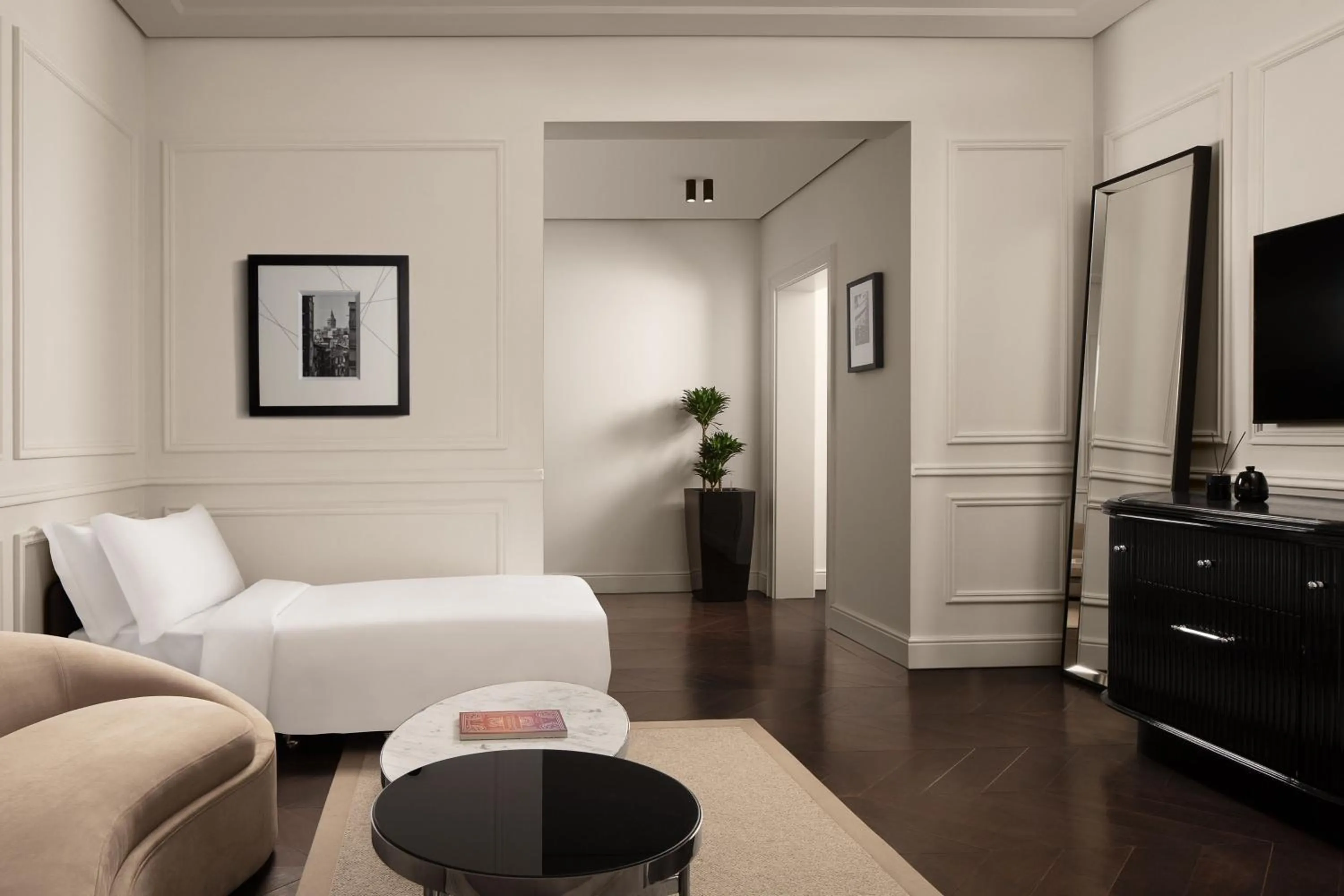 Living room, Bed in Sanasaryan Han, a Luxury Collection Hotel, Istanbul