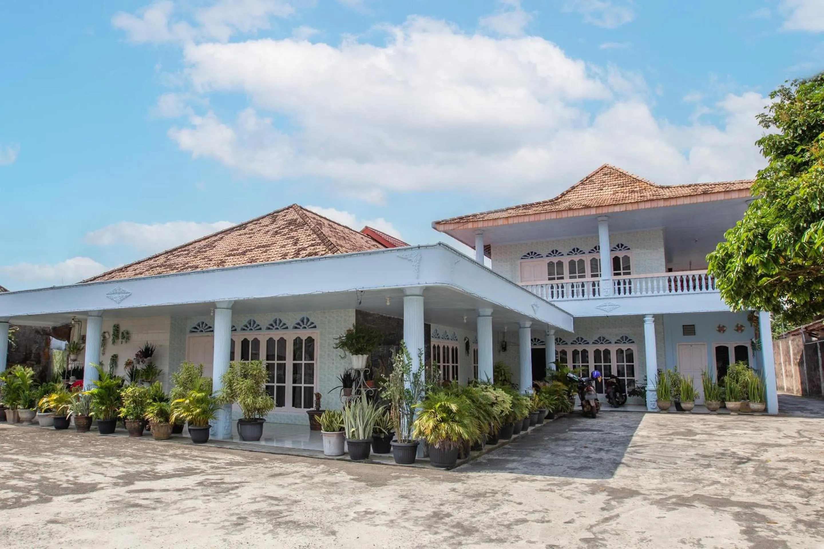 Facade/entrance in OYO Life 92803 Penginapan Purnama