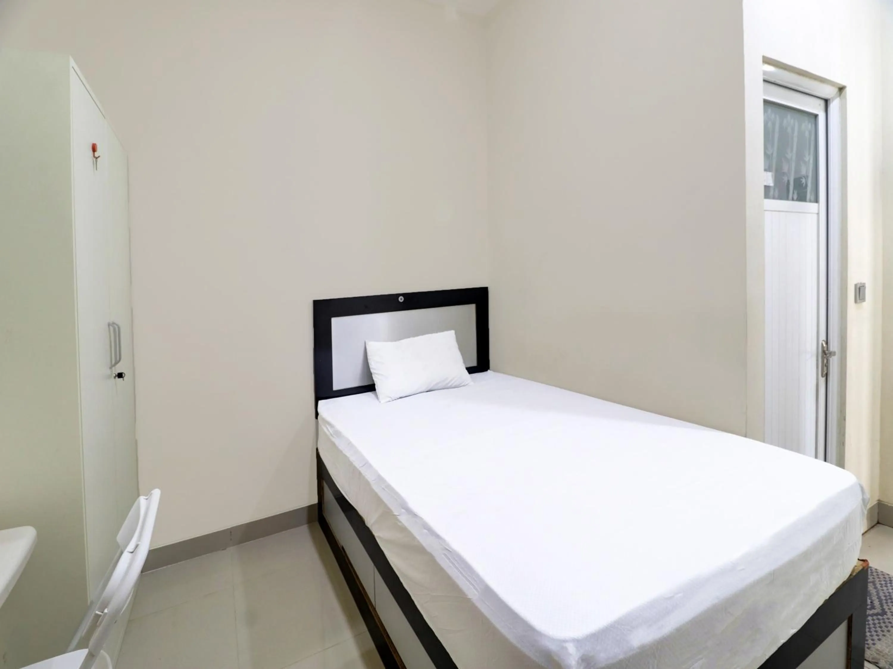 Bedroom, Bed in OYO Life 92707 D-akomiba Residence