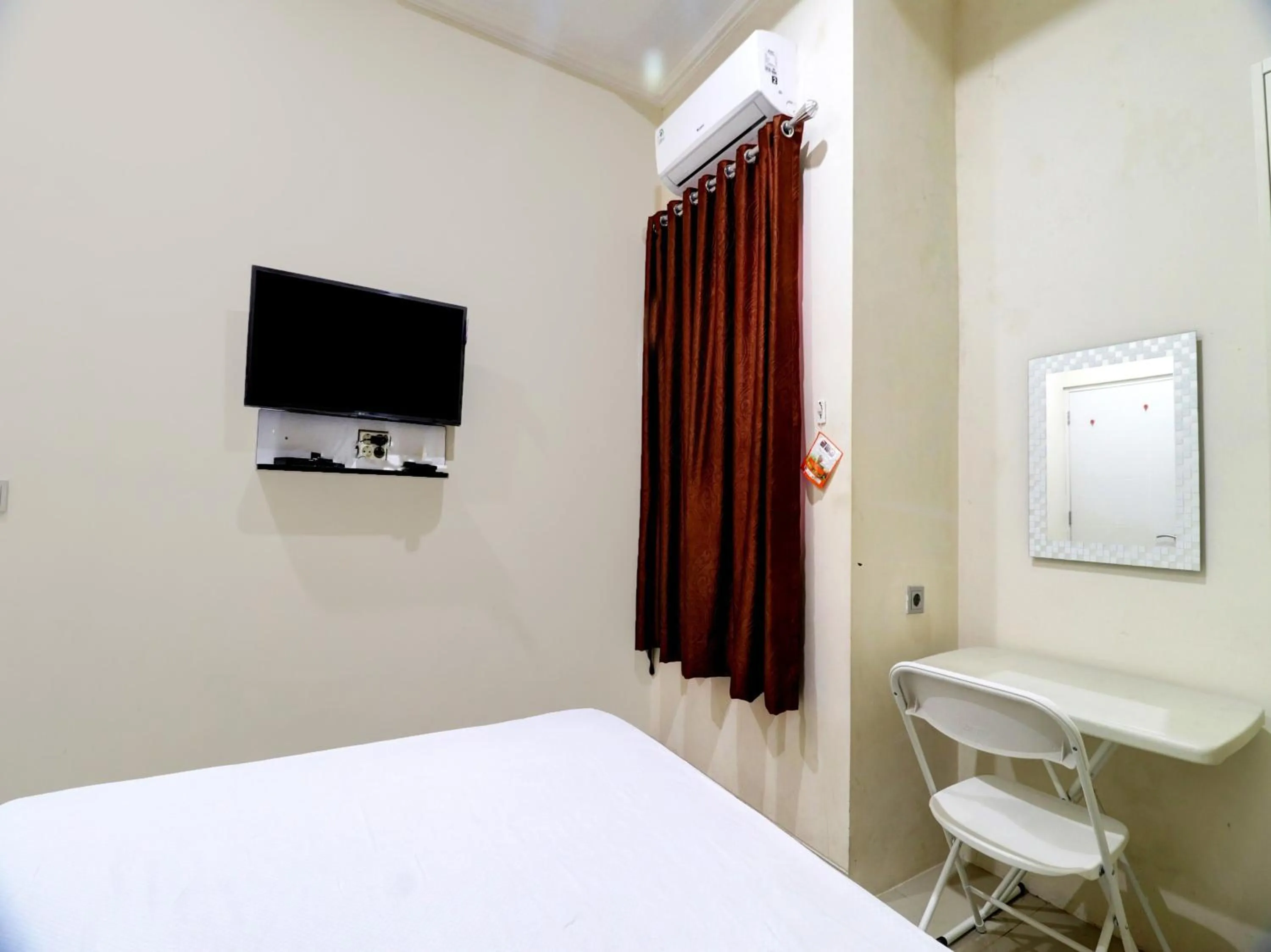 Bedroom, Bed in OYO Life 92707 D-akomiba Residence