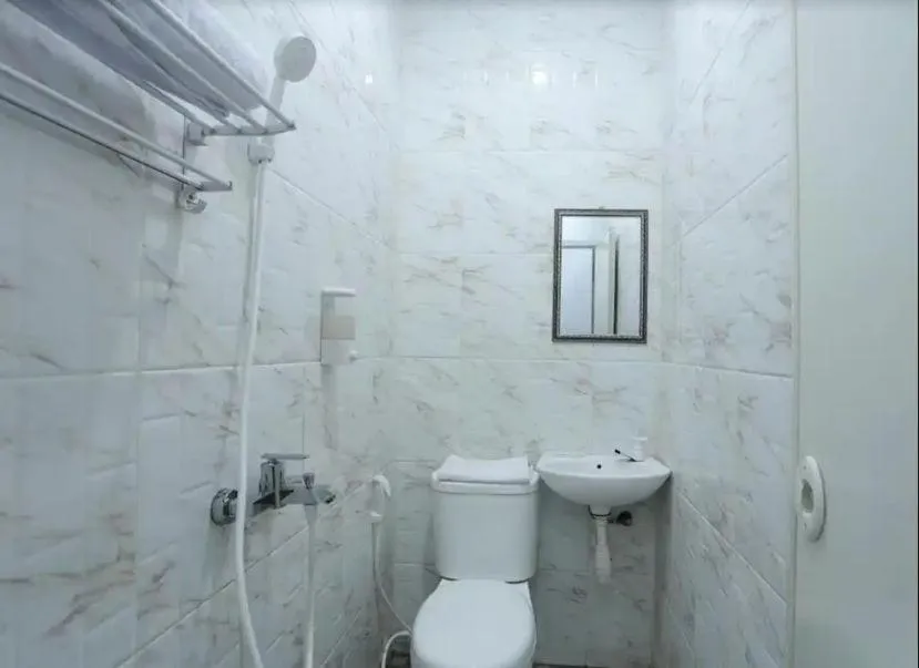 Bathroom in OYO Life 92883 Kost Ratana Cengkareng Syariah