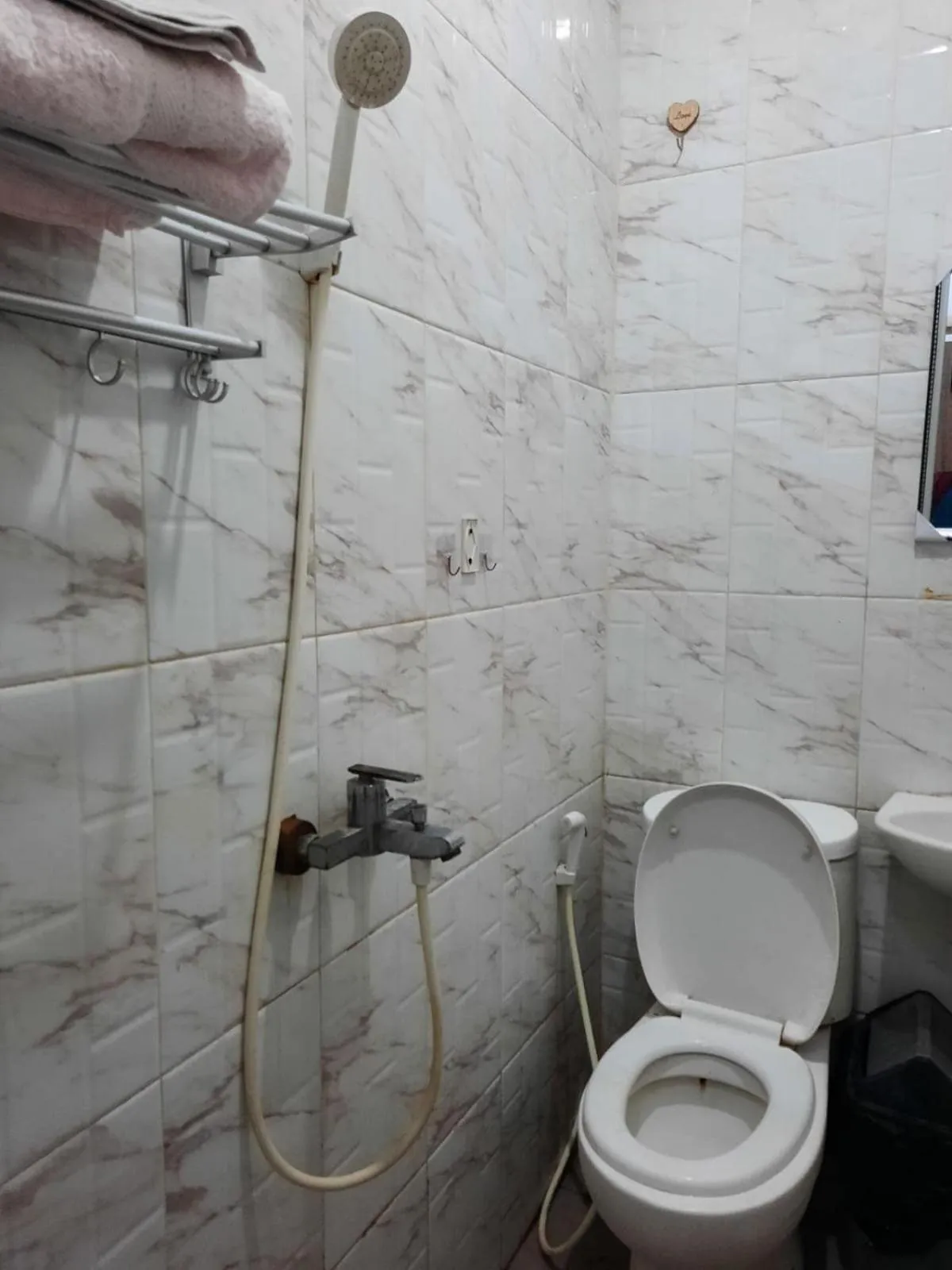 Bathroom in OYO Life 92883 Kost Ratana Cengkareng Syariah