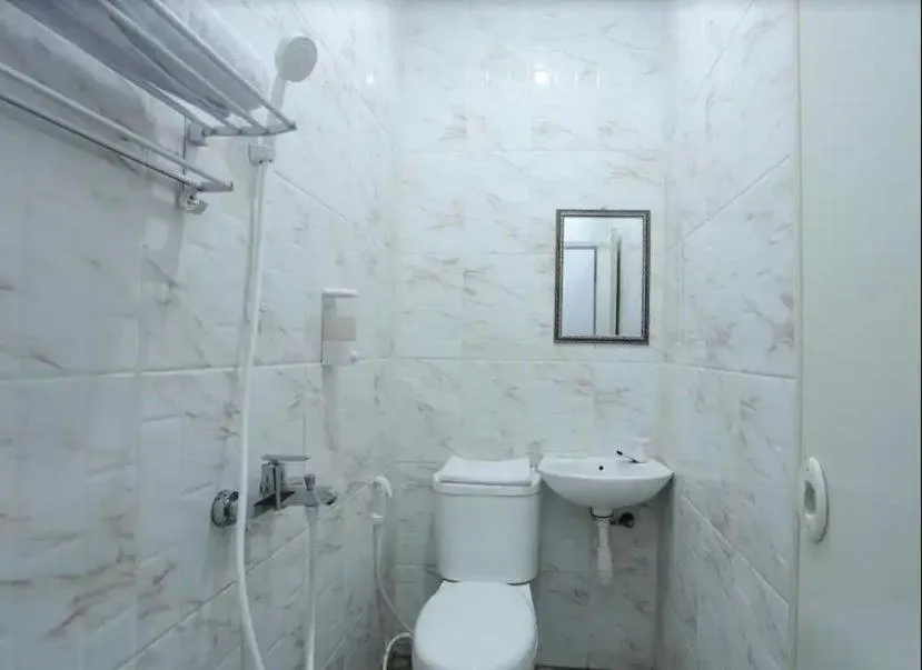 Bathroom in OYO Life 92883 Kost Ratana Cengkareng Syariah