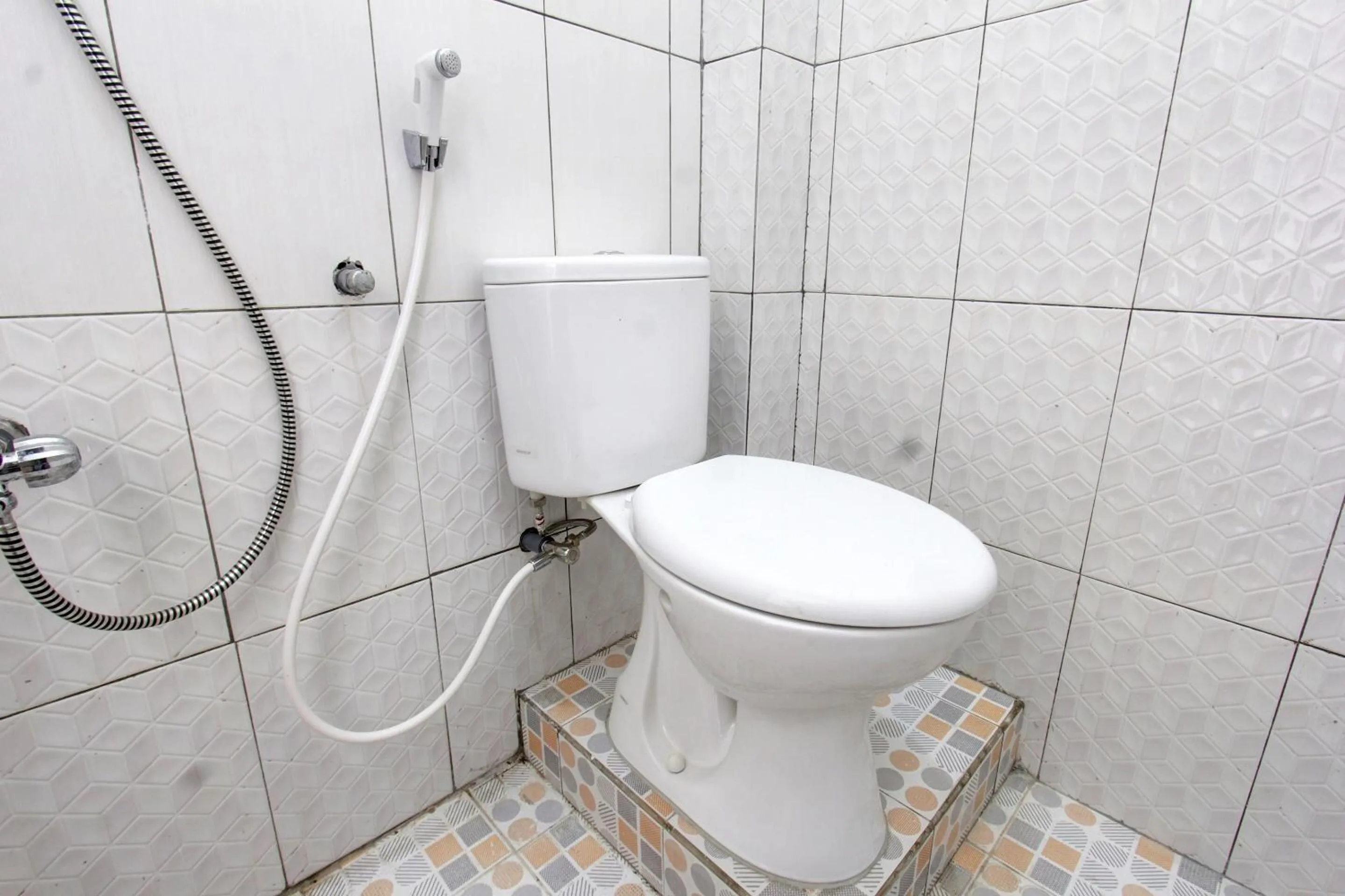 Bathroom in OYO Life 92769 Janigo Kos