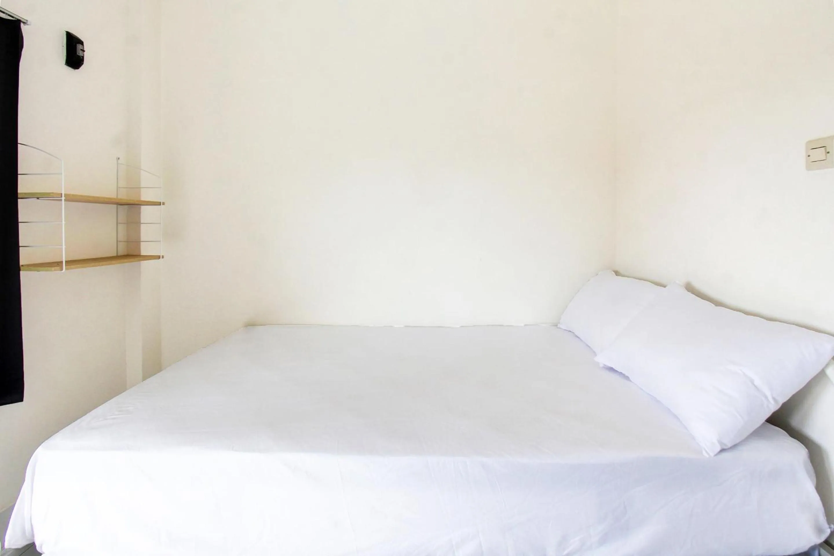 Bedroom in OYO Life 92769 Janigo Kos