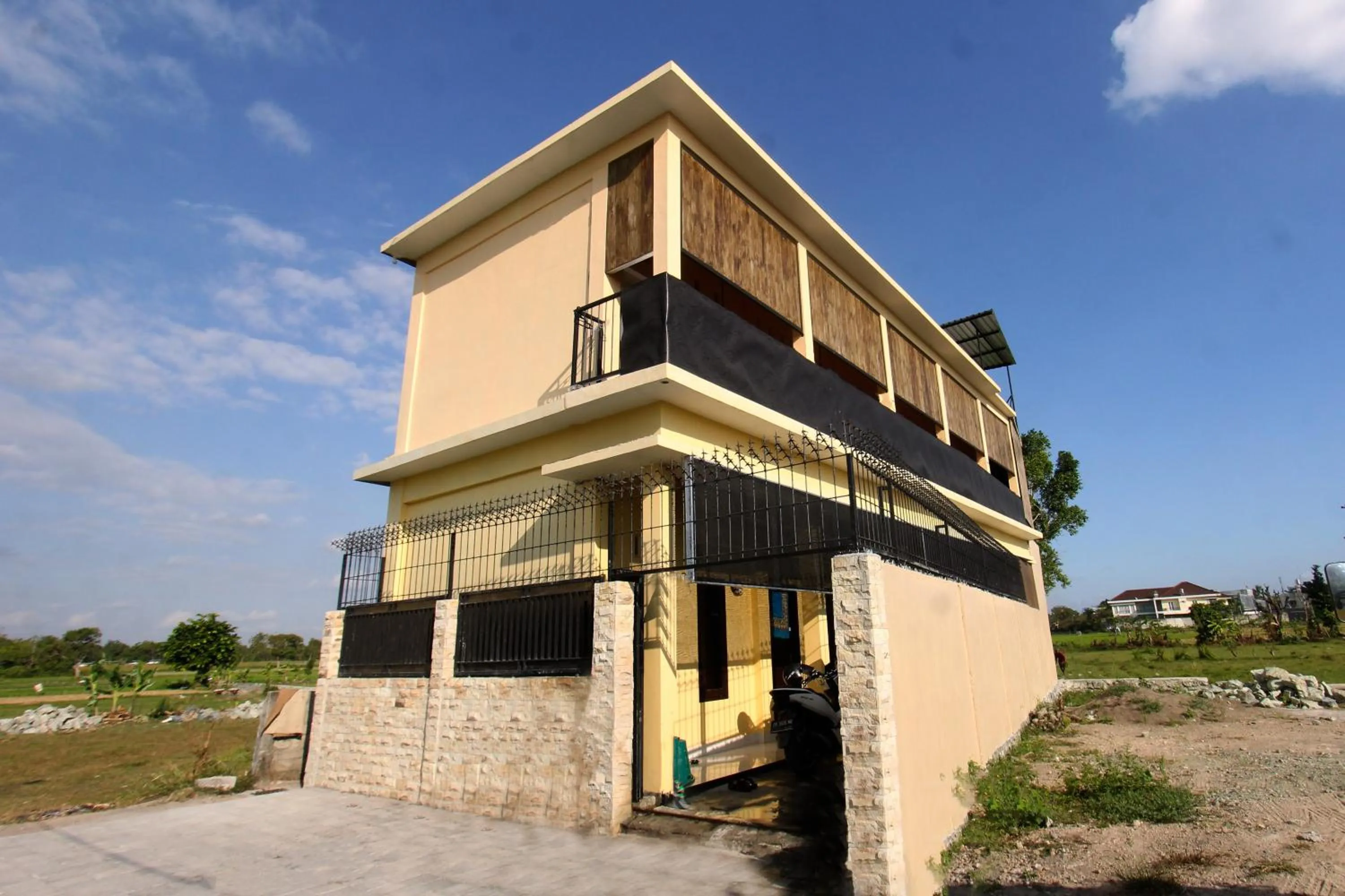 Facade/entrance in OYO Life 92769 Janigo Kos