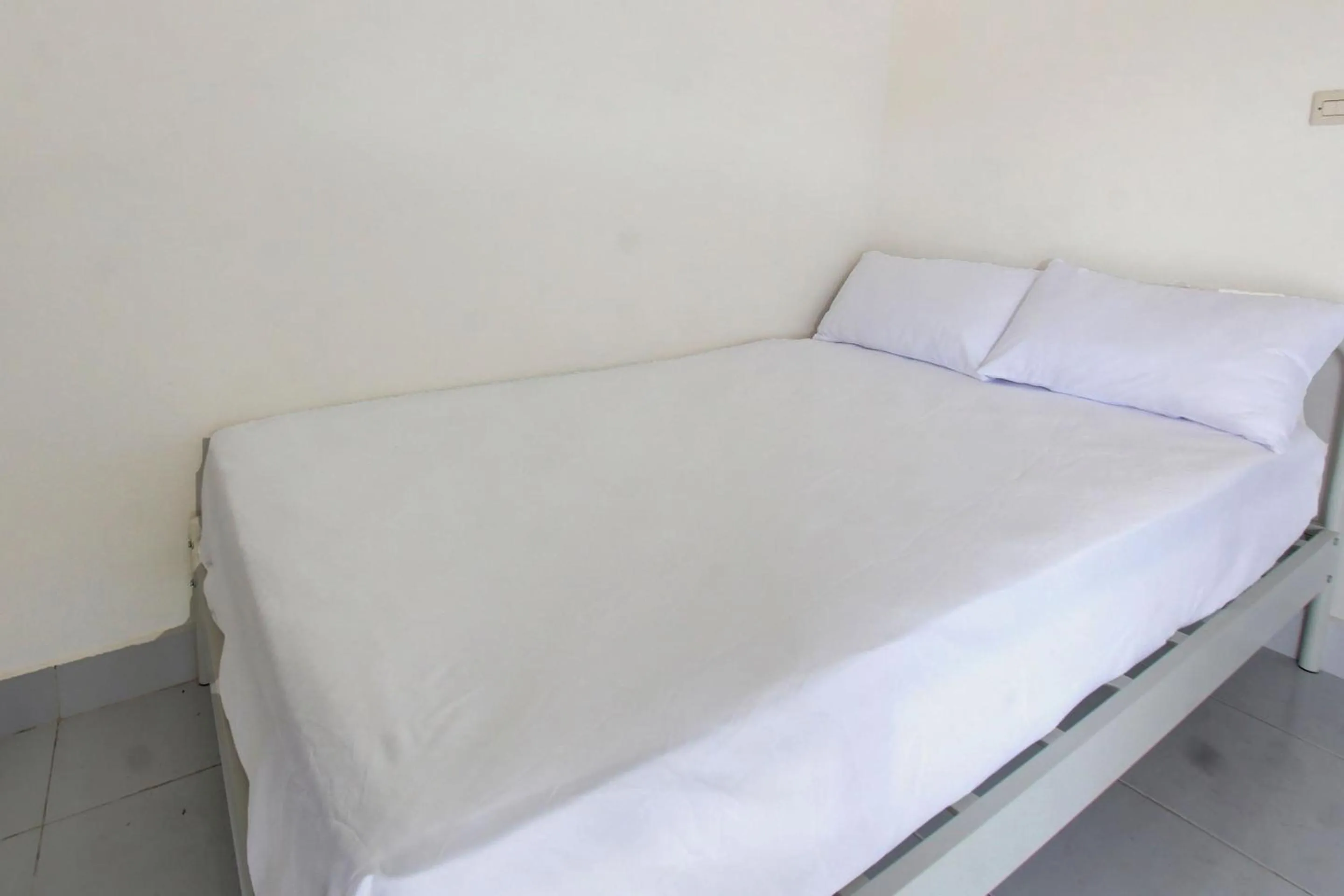 Bedroom in OYO Life 92769 Janigo Kos