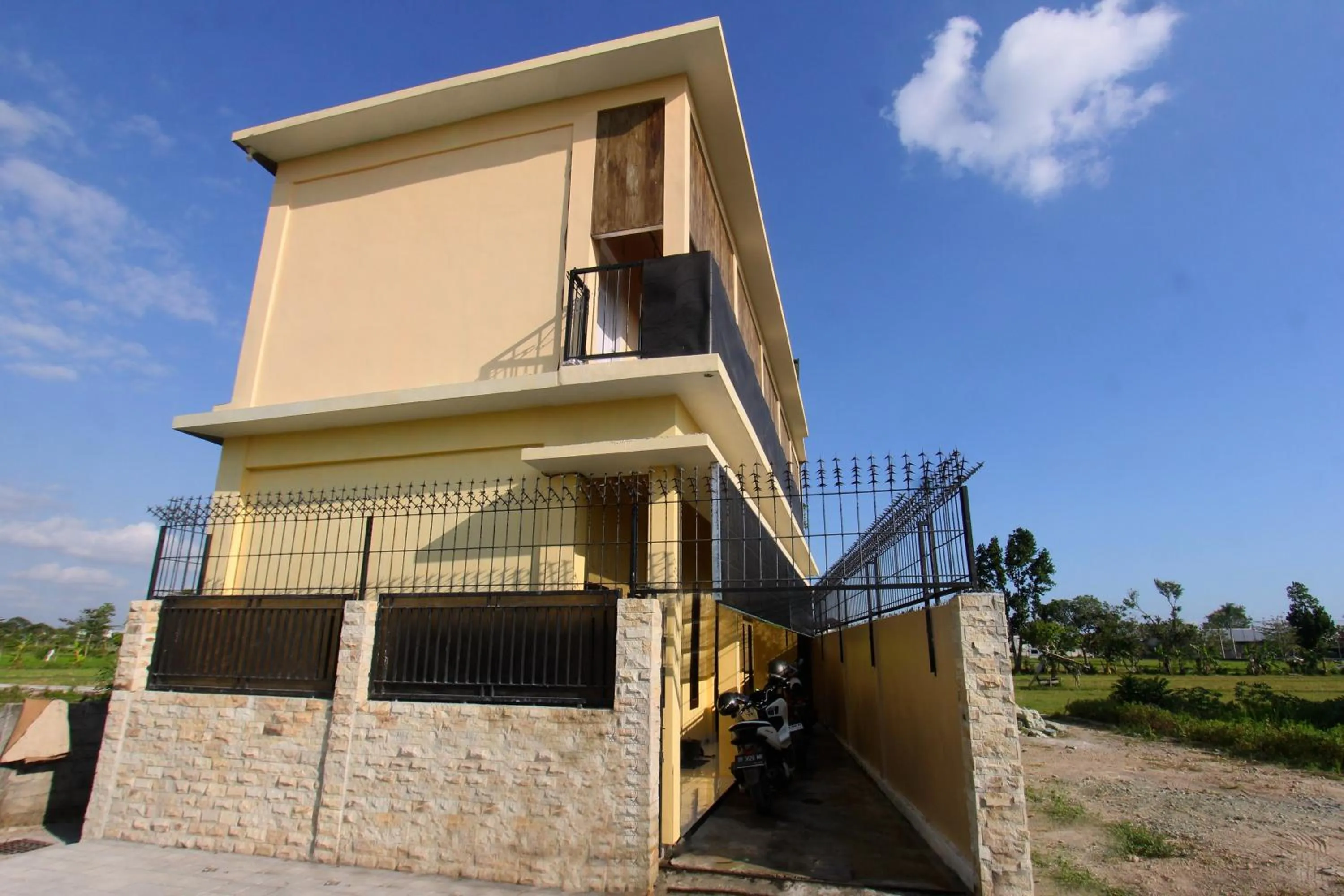 Facade/entrance in OYO Life 92769 Janigo Kos