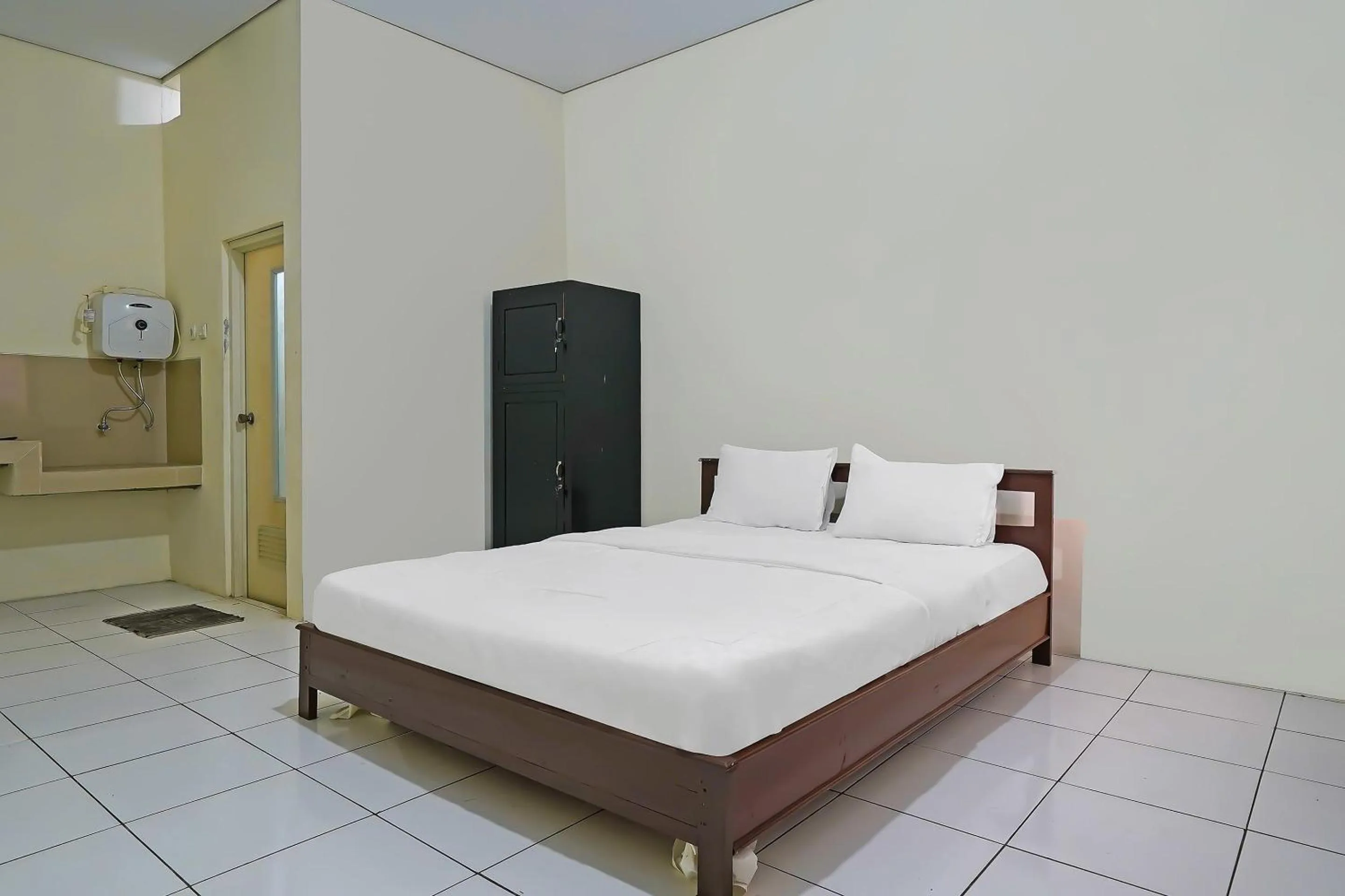 Bedroom, Bed in OYO Life 92641 Guest House Palinggihan Ii