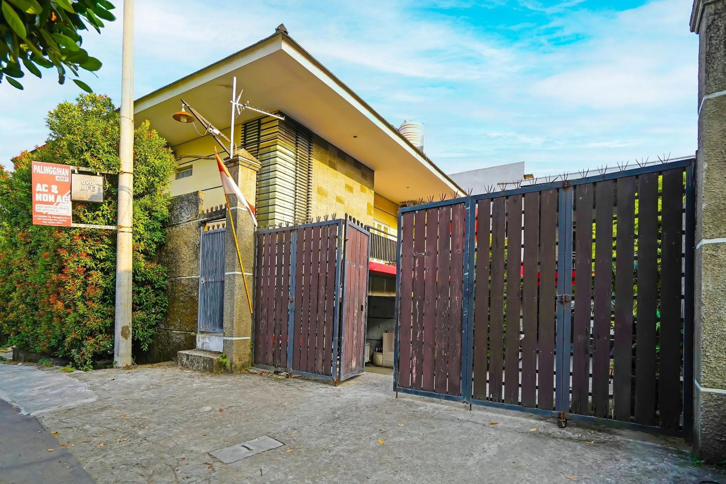Facade/entrance in OYO Life 92641 Guest House Palinggihan Ii