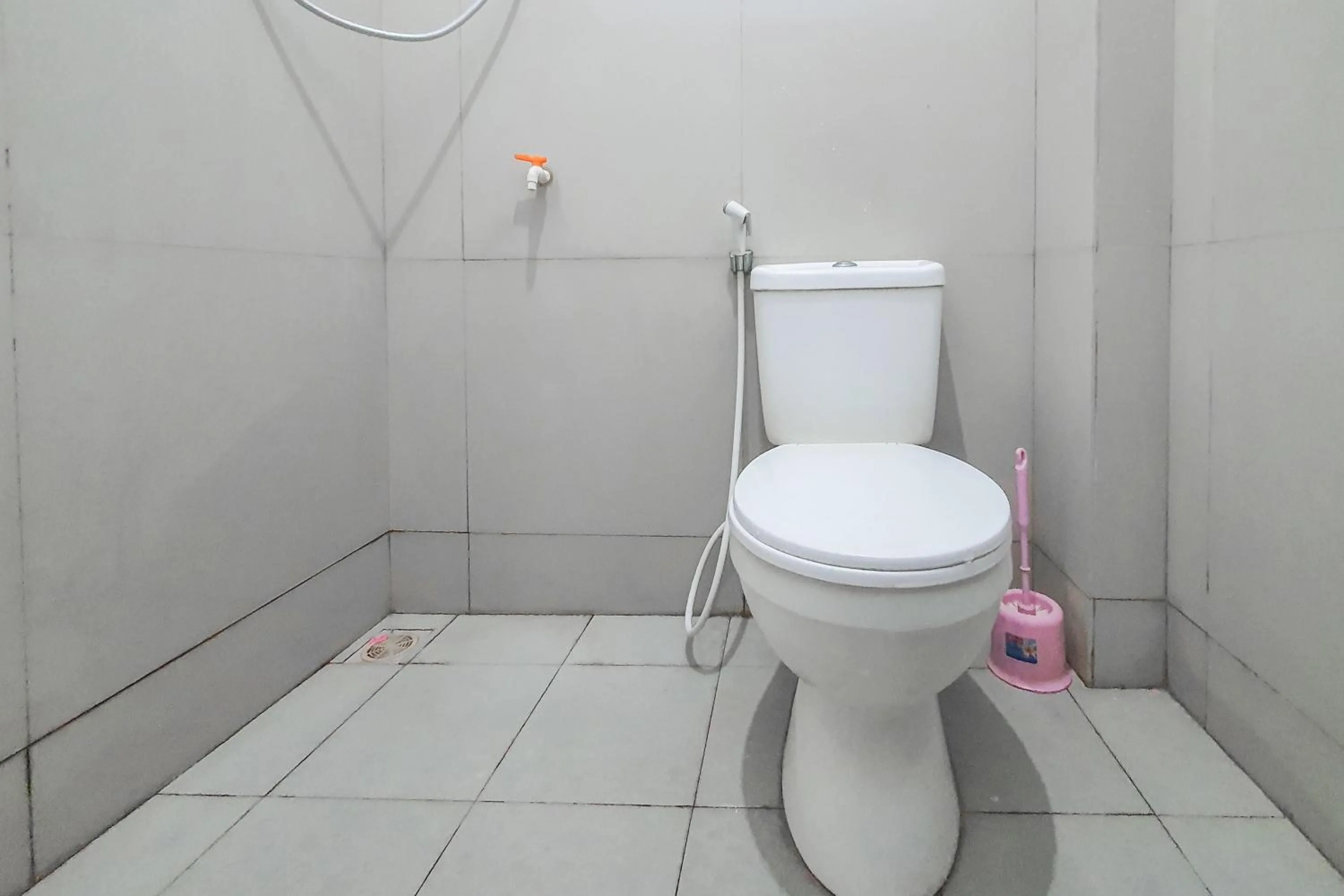 Bathroom in RedDoorz Syariah near Universitas Muhammadiyah Cirebon