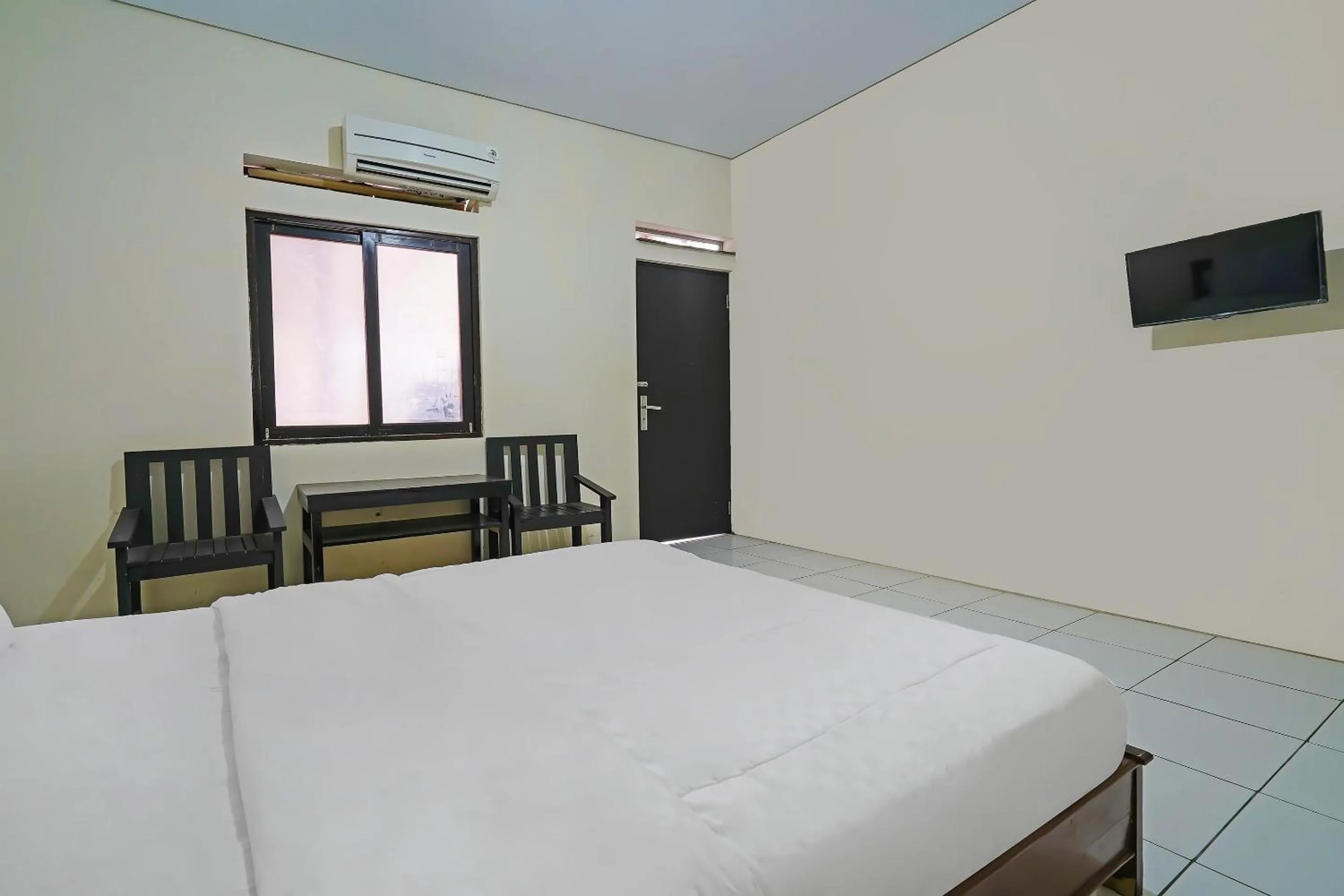 Bedroom, Bed in OYO Life 92641 Guest House Palinggihan Ii