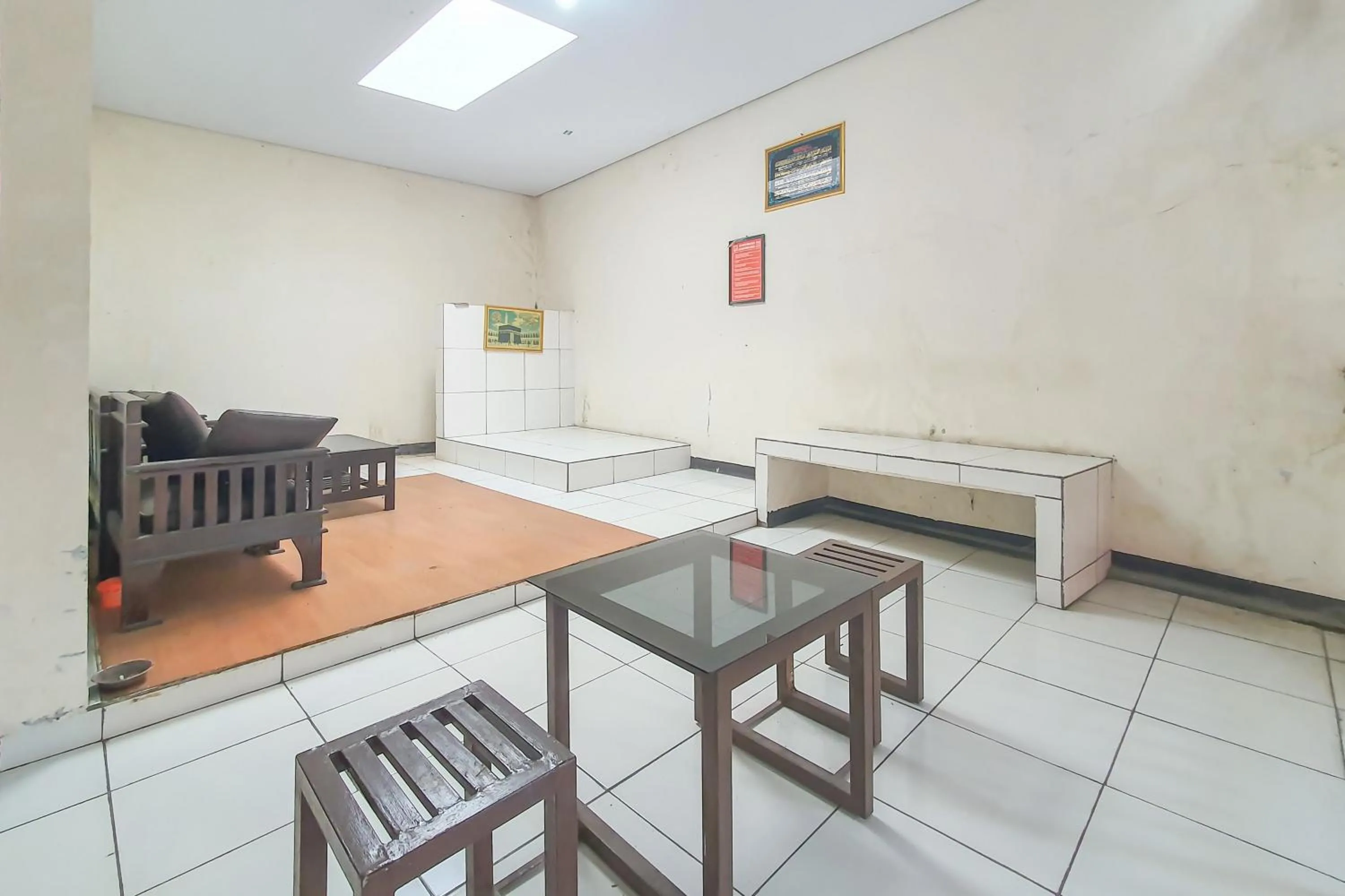 Seating area, Bed in RedDoorz Syariah near Universitas Muhammadiyah Cirebon