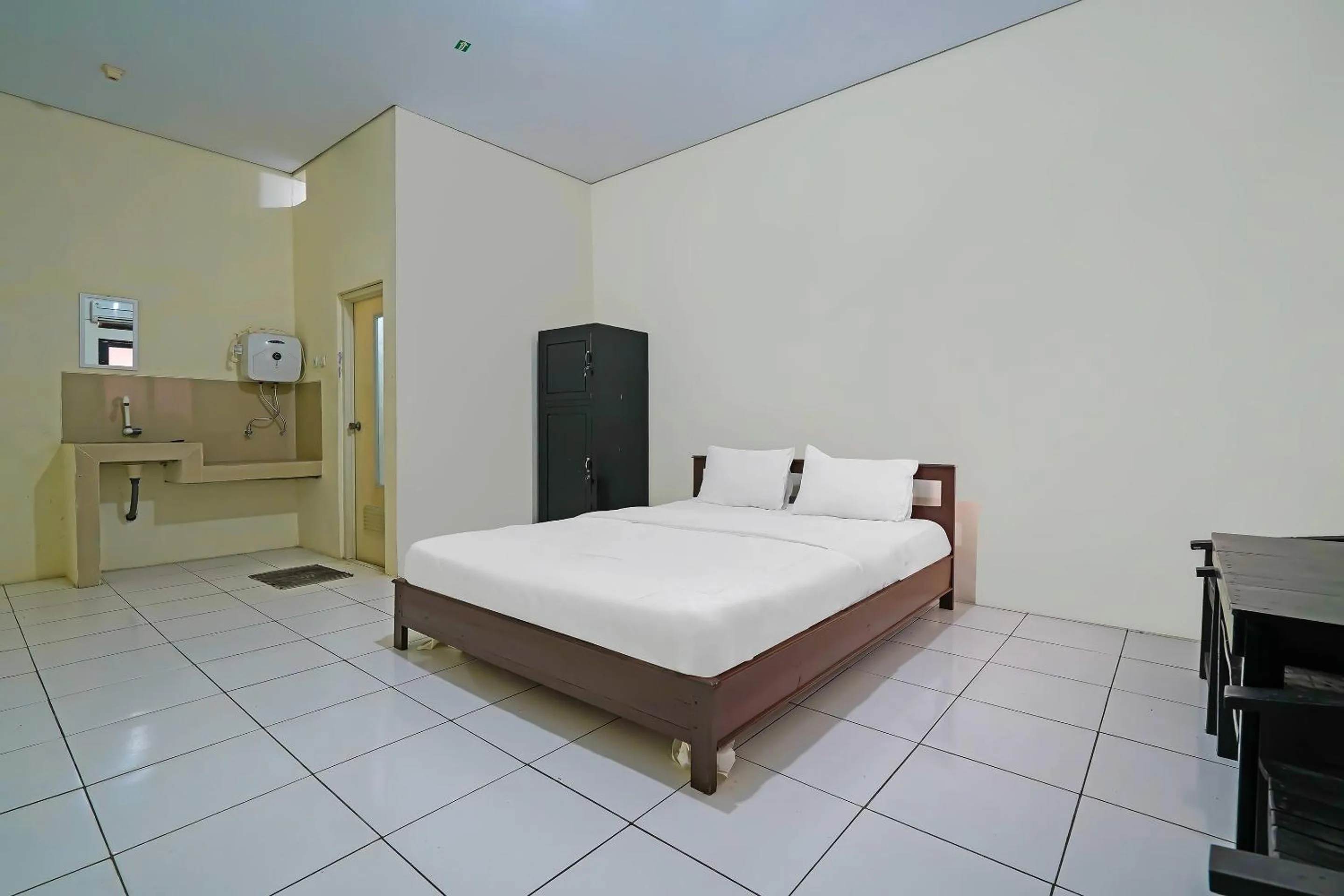 Bedroom, Bed in OYO Life 92641 Guest House Palinggihan Ii