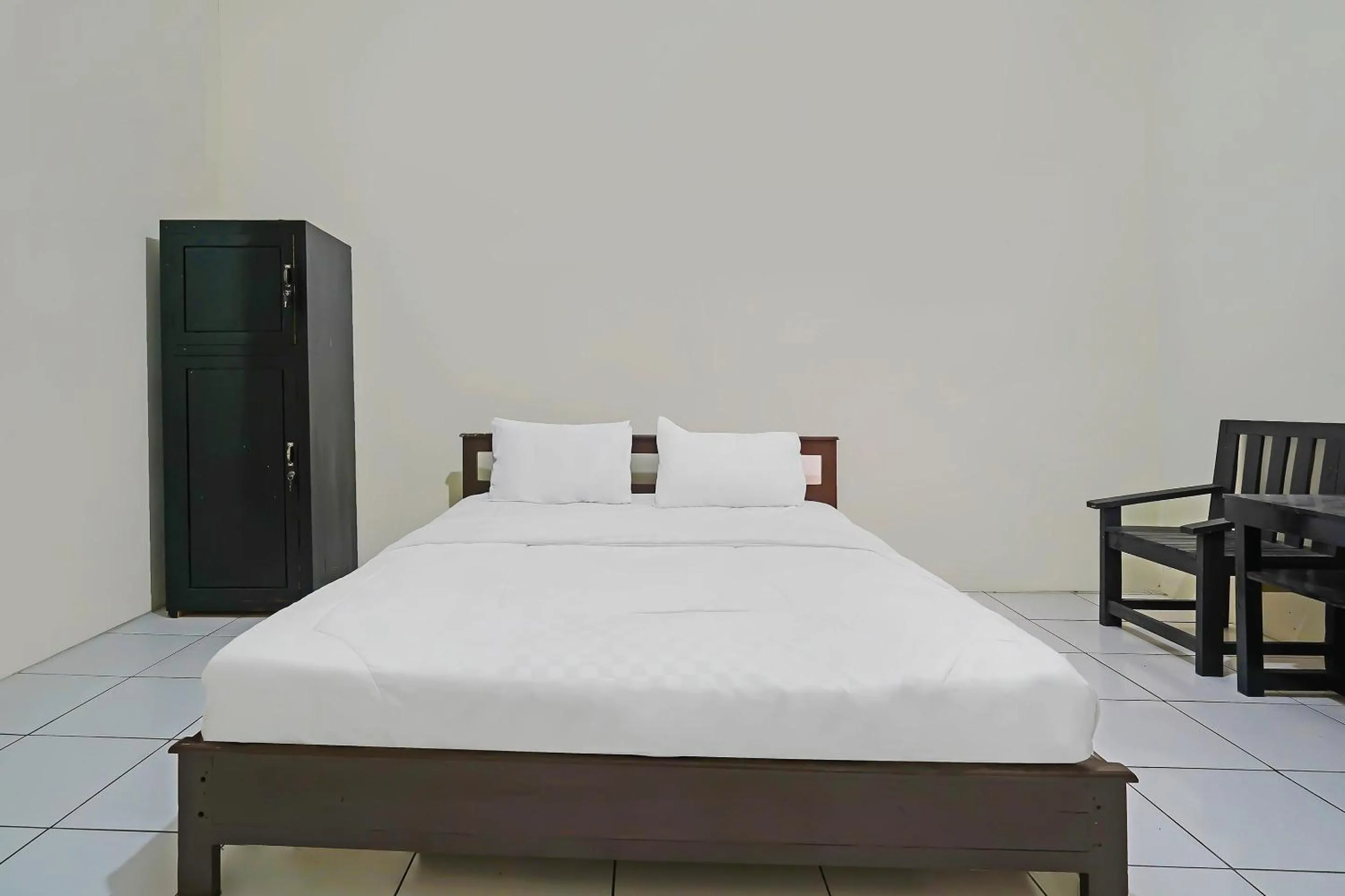 Bedroom, Bed in OYO Life 92641 Guest House Palinggihan Ii