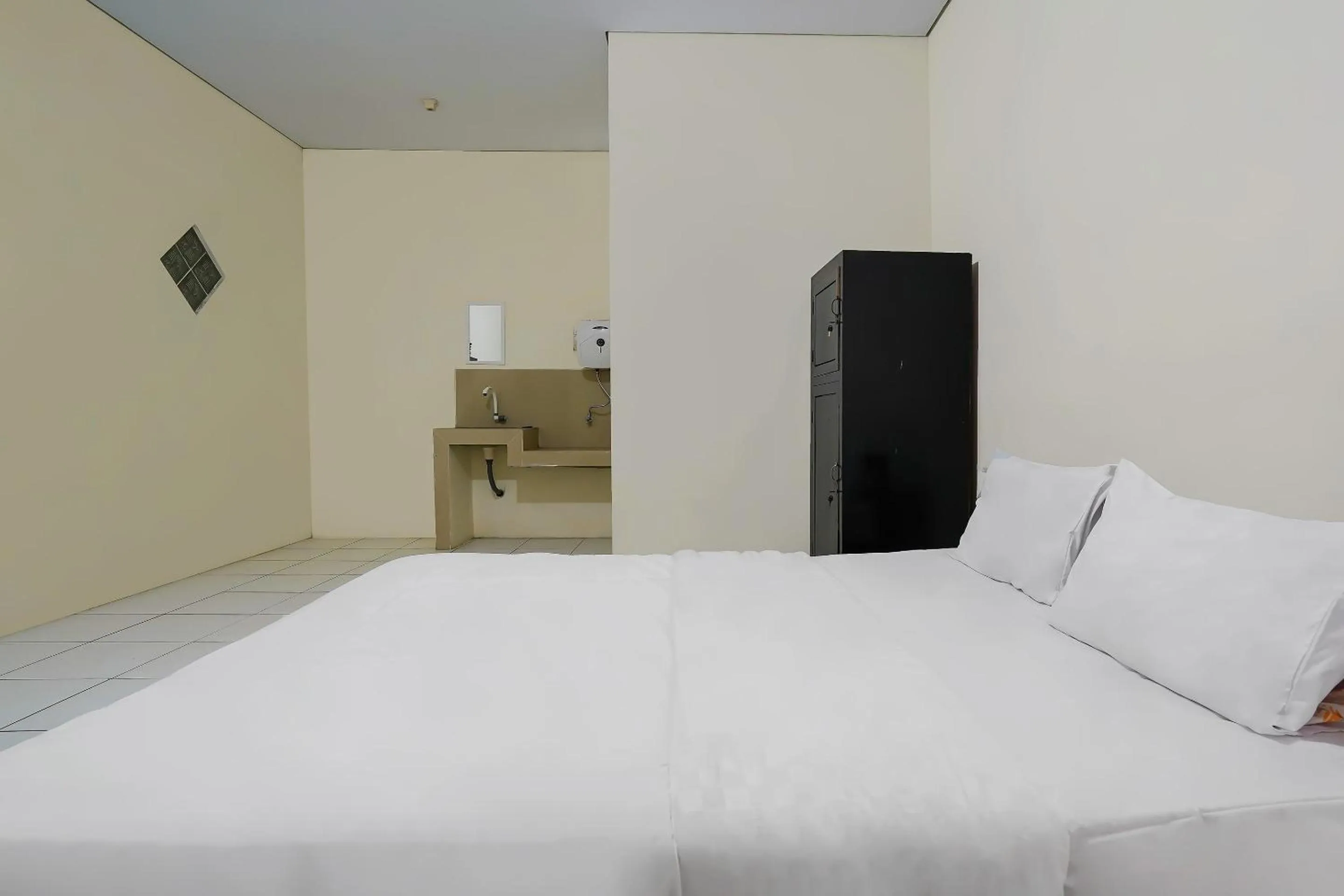 Bedroom, Bed in OYO Life 92641 Guest House Palinggihan Ii