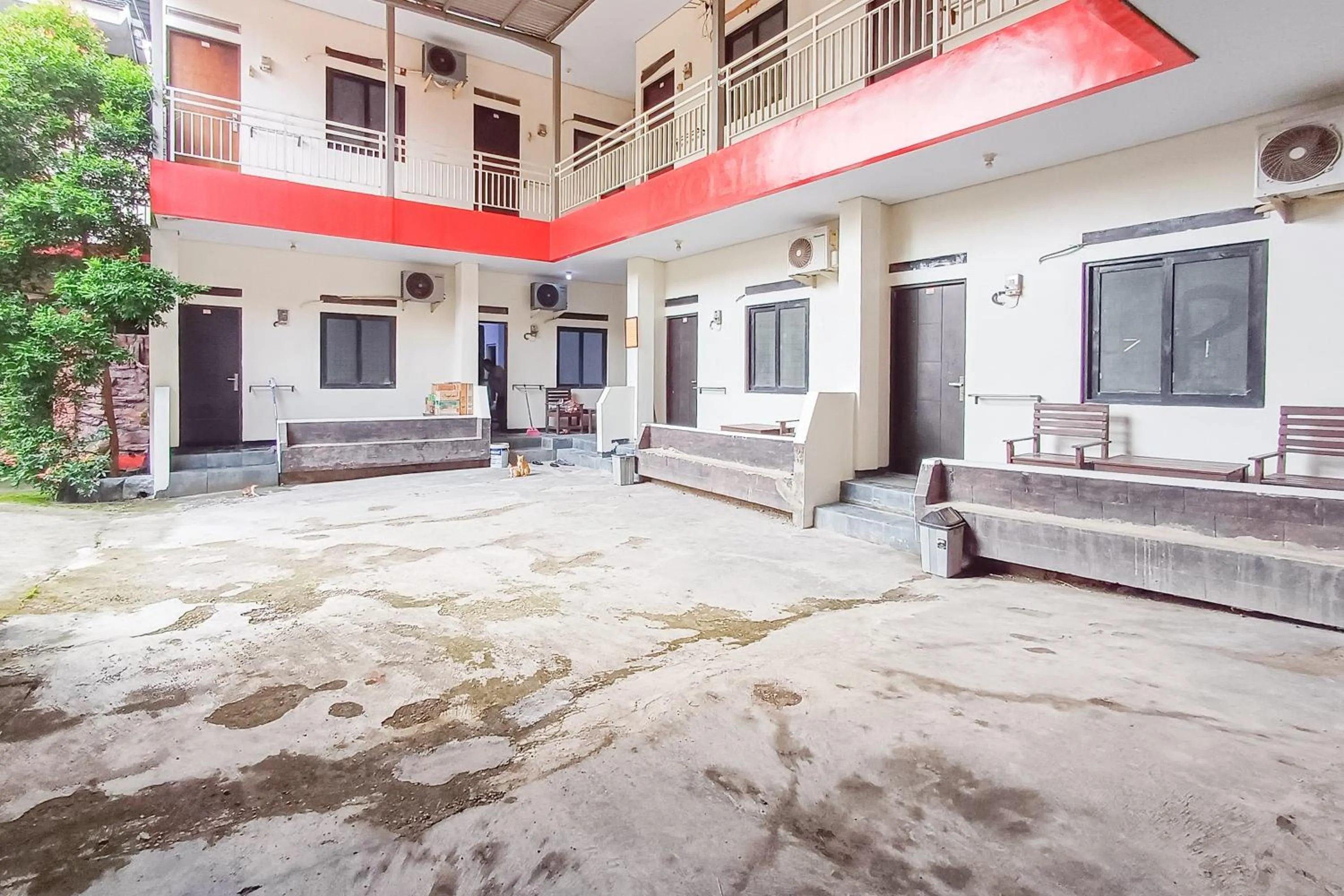 Facade/entrance in RedDoorz Syariah near Universitas Muhammadiyah Cirebon