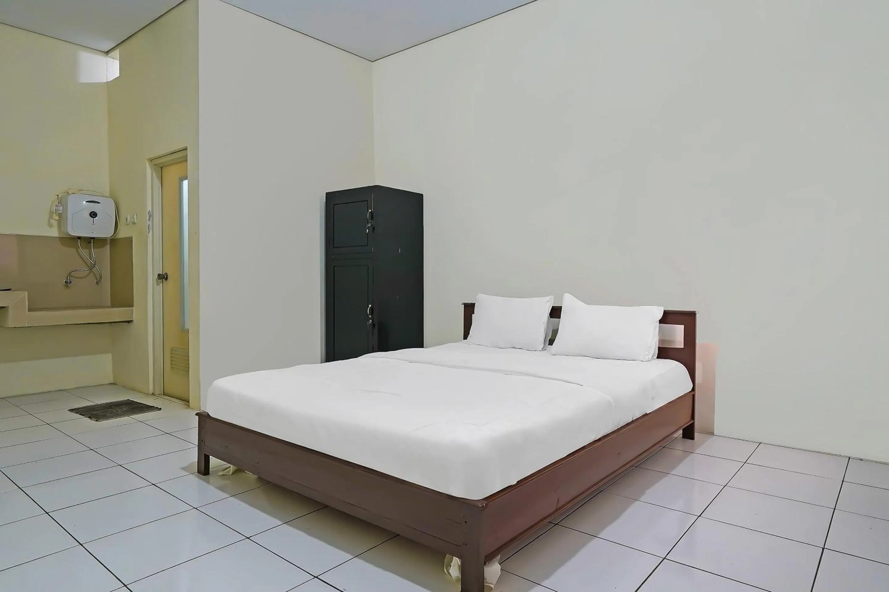 Bedroom, Bed in OYO Life 92641 Guest House Palinggihan Ii
