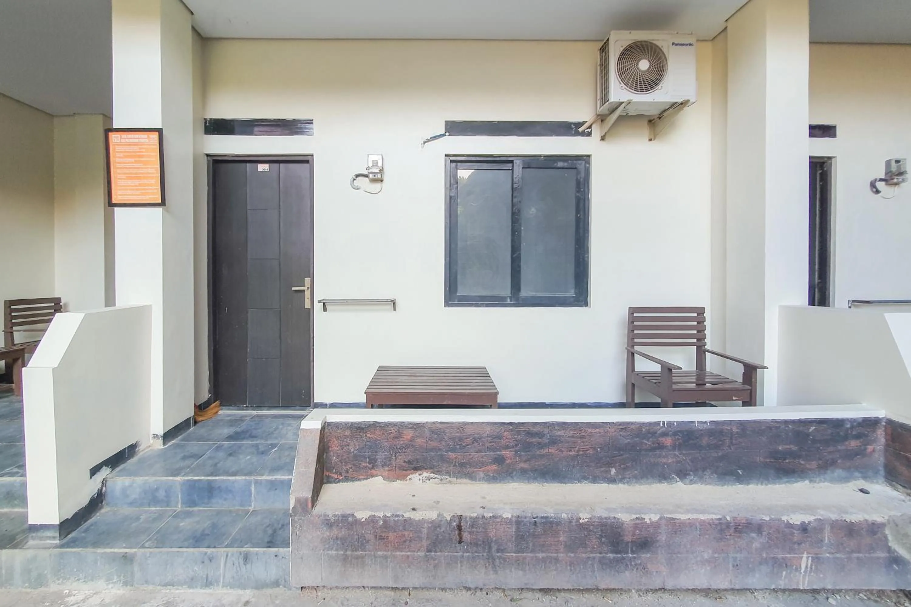 Seating area in RedDoorz Syariah near Universitas Muhammadiyah Cirebon