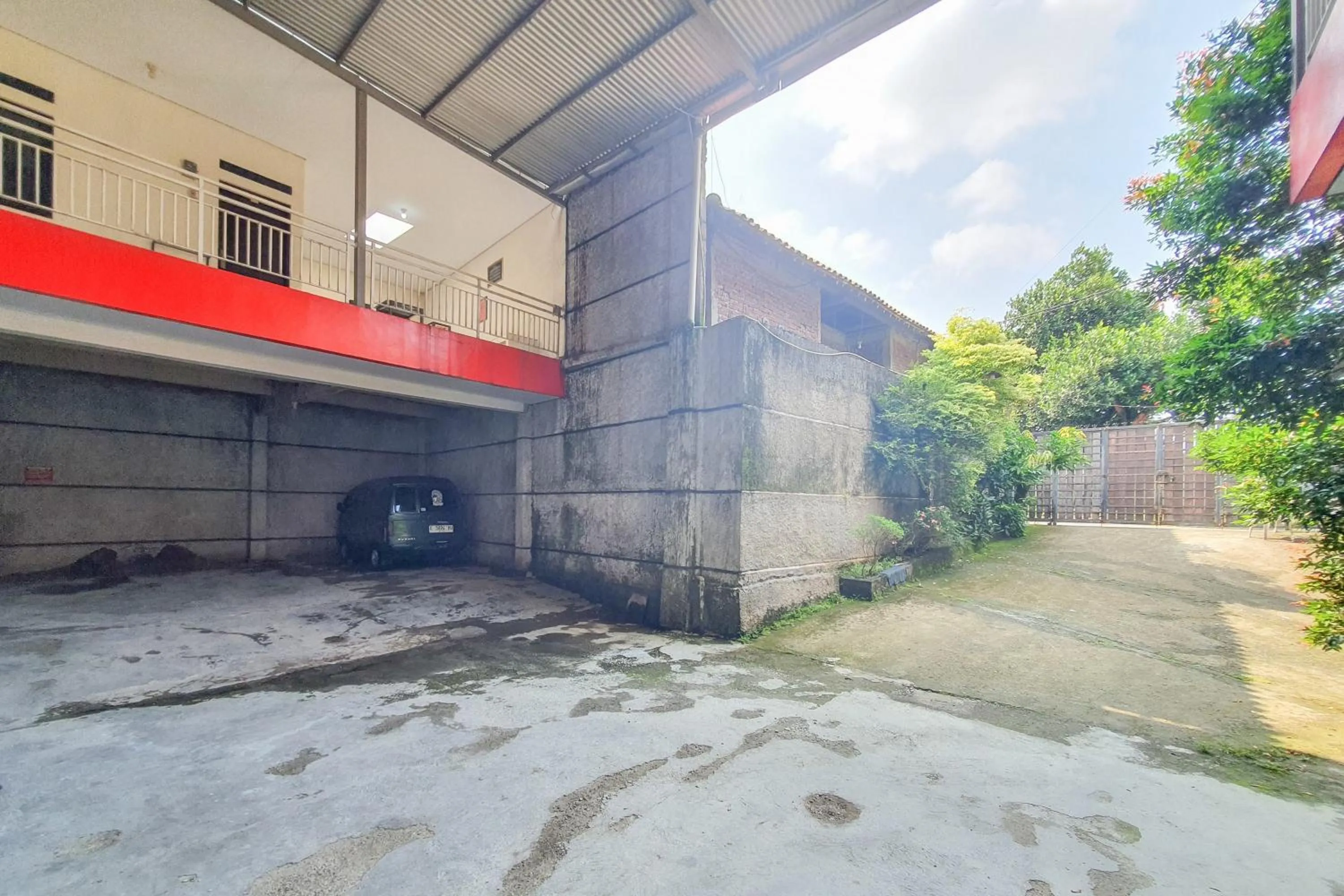 Parking in RedDoorz Syariah near Universitas Muhammadiyah Cirebon