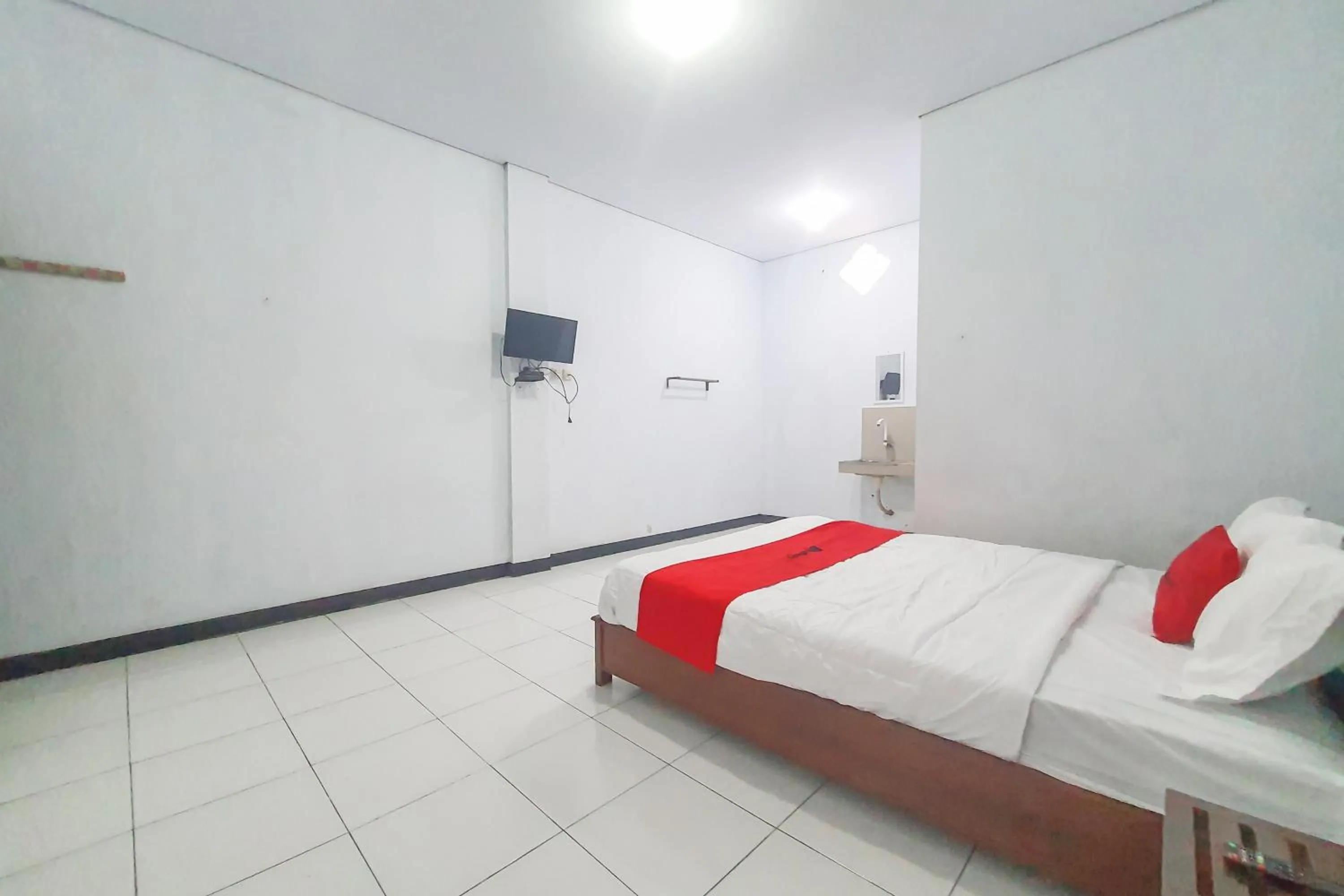 Bedroom, Bed in RedDoorz Syariah near Universitas Muhammadiyah Cirebon